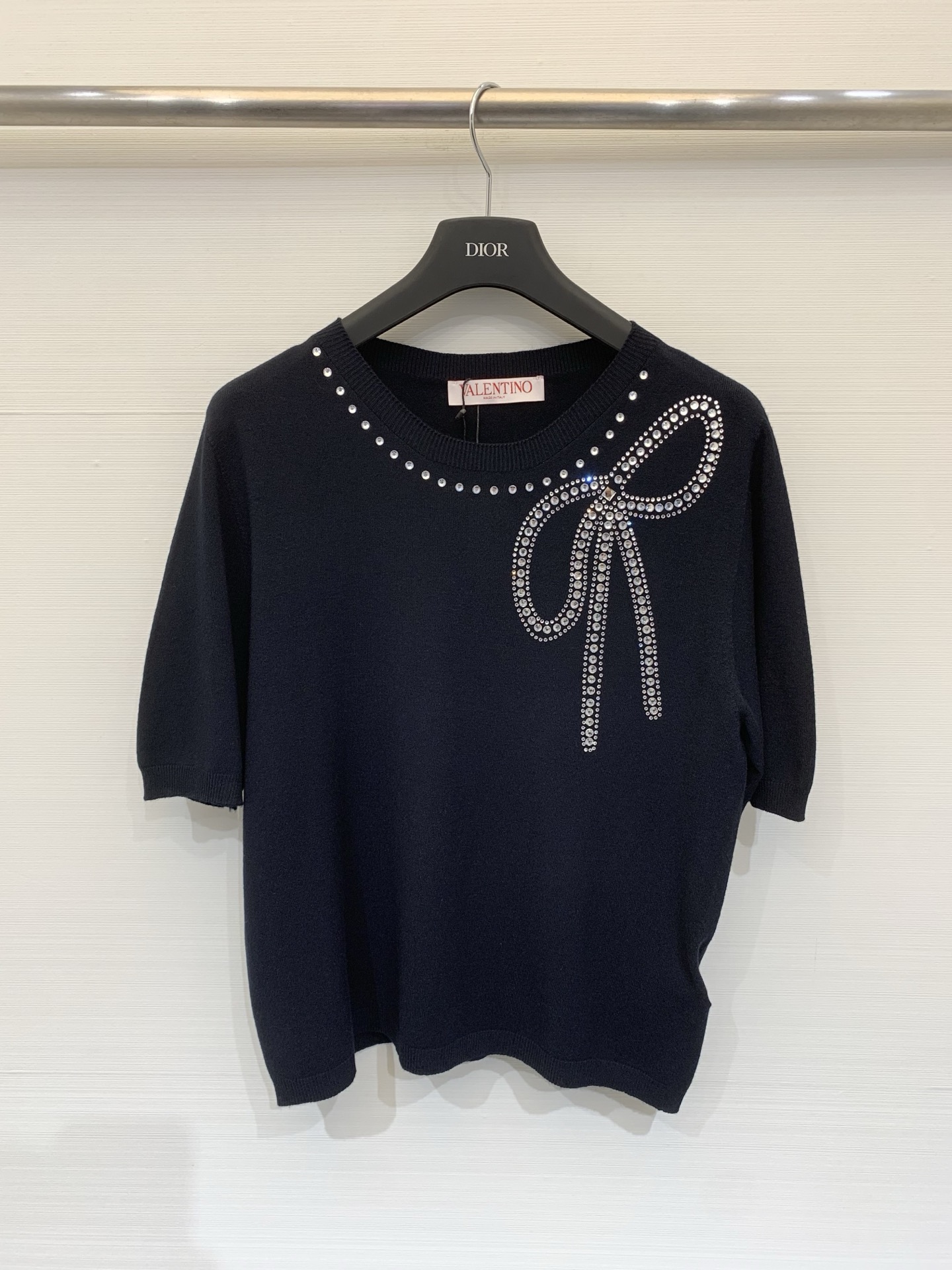 NO:758070,Valentino 26 spring and summer new style, bow handmade diamond short-sleeved style, logo pattern decoration, upper body with high-end atmosphere, two-color SML P,,valentino,T-shirt,19860909Valentino 26春夏新款 蝴蝶结手工钻短袖款 logo图案修饰点缀 上身高级氛围感 两色SML P,,valentino,T-shirt,,Women's clothing