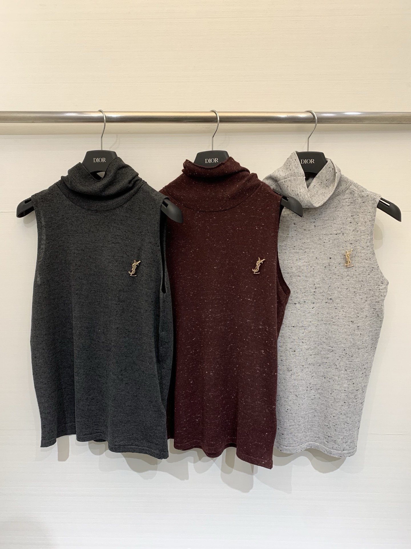 NO:758064,YSL 26 spring and summer new model, high collar knitted vest style, logo pattern decoration, series models shipped, upper body with high-end atmosphere, three colors SML, saint laurent,19860909YSL 26春夏新款 高领针织背心款 logo图案修饰点缀 系列款出货 上身高级氛围感 三色SML,,saint laurent,,Women's clothing