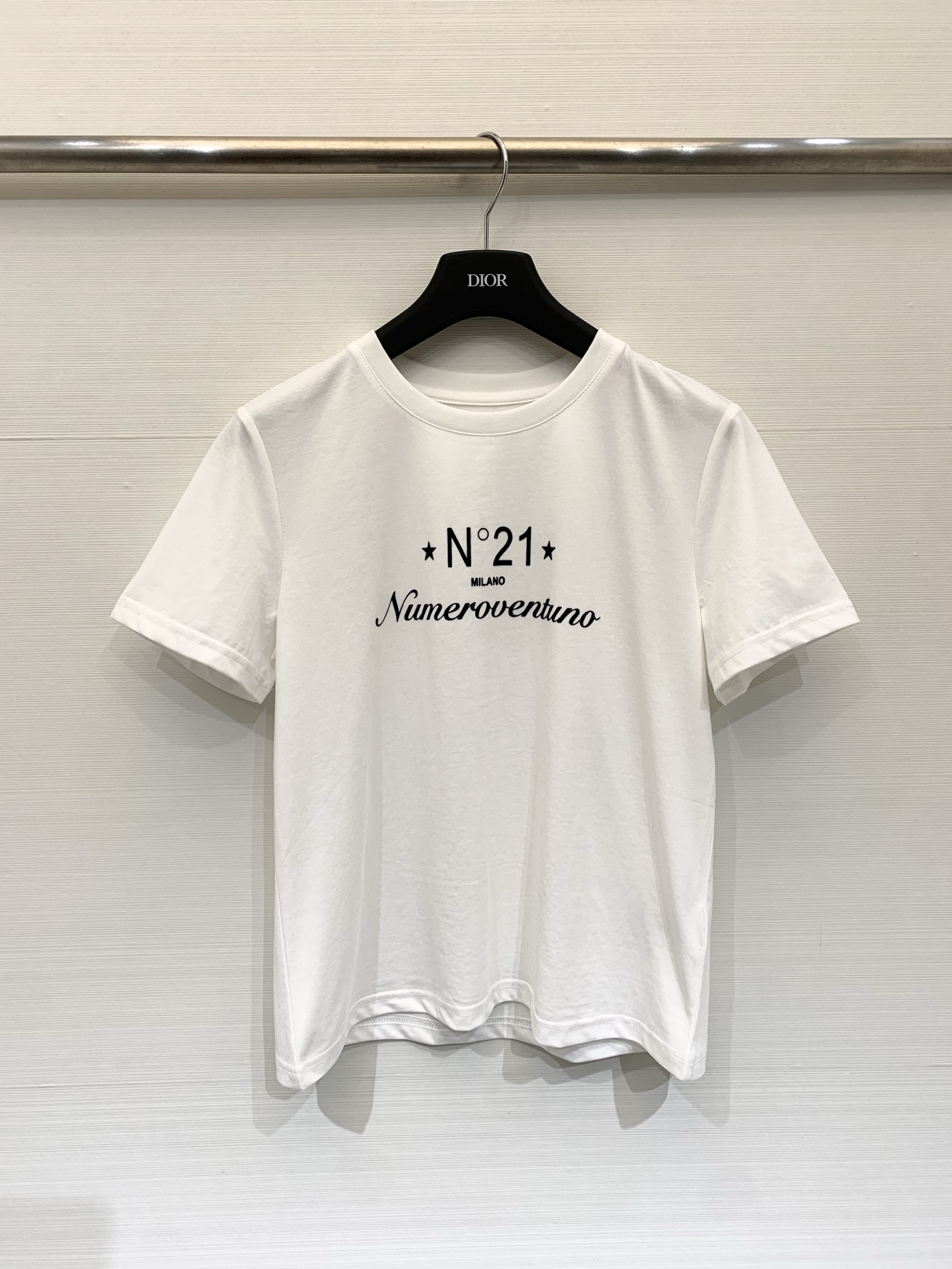 NO:758047,N°21 26 new spring and summer Logo printed short-sleeved T-shirt, simple and advanced, normal fit, the lower body looks good with any combination, size SML, T-shirt, tees, t-shirt,19860909N°21 26春夏新款 Logo印花短袖T恤 简约高级 正常版型 下半身随意搭配都好看 码数SML,,T-shirt,tees，t-shirt,,Women's clothing