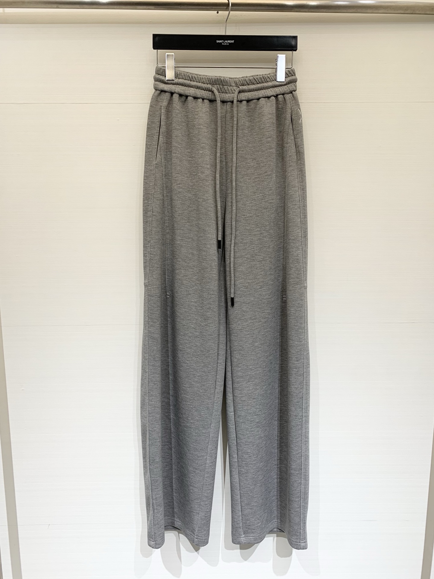 NO:758033,MM6 26 new spring and summer style loose wide-leg casual sweatpants, high-waisted drawstring design, double elastic waistband + drawstring design at the waist, comfortable to wear and can be freely adjusted. The trousers are decorated with the brand's iconic white short seams, simple and recognizable, minimalist casual style, sports commuting style, can be matched with sweatshirts, T-shirts, suits and other tops, suitable for daily life, commuting, light sports and other scenes. Two-color SMLXL, masion  margiela,hoodie,sweatshirts,tees,t-shirt,business suit,19860909MM6 26春夏新款 宽松阔腿休闲卫裤,高腰抽绳设计,腰部采用双松紧腰头+抽绳设计,穿着舒适且可自由调节松紧,裤身点缀品牌标志性的白色短缝线装饰,简约又具辨识度,极简休闲风、运动通勤风,可搭配卫衣、T恤、西装等多种上衣,适配日常、通勤、轻运动等多种场景 两色SMLXL,,masion margiela,hoodie,sweatshirts,tees，t-shirt,business suit,,Women's clothing