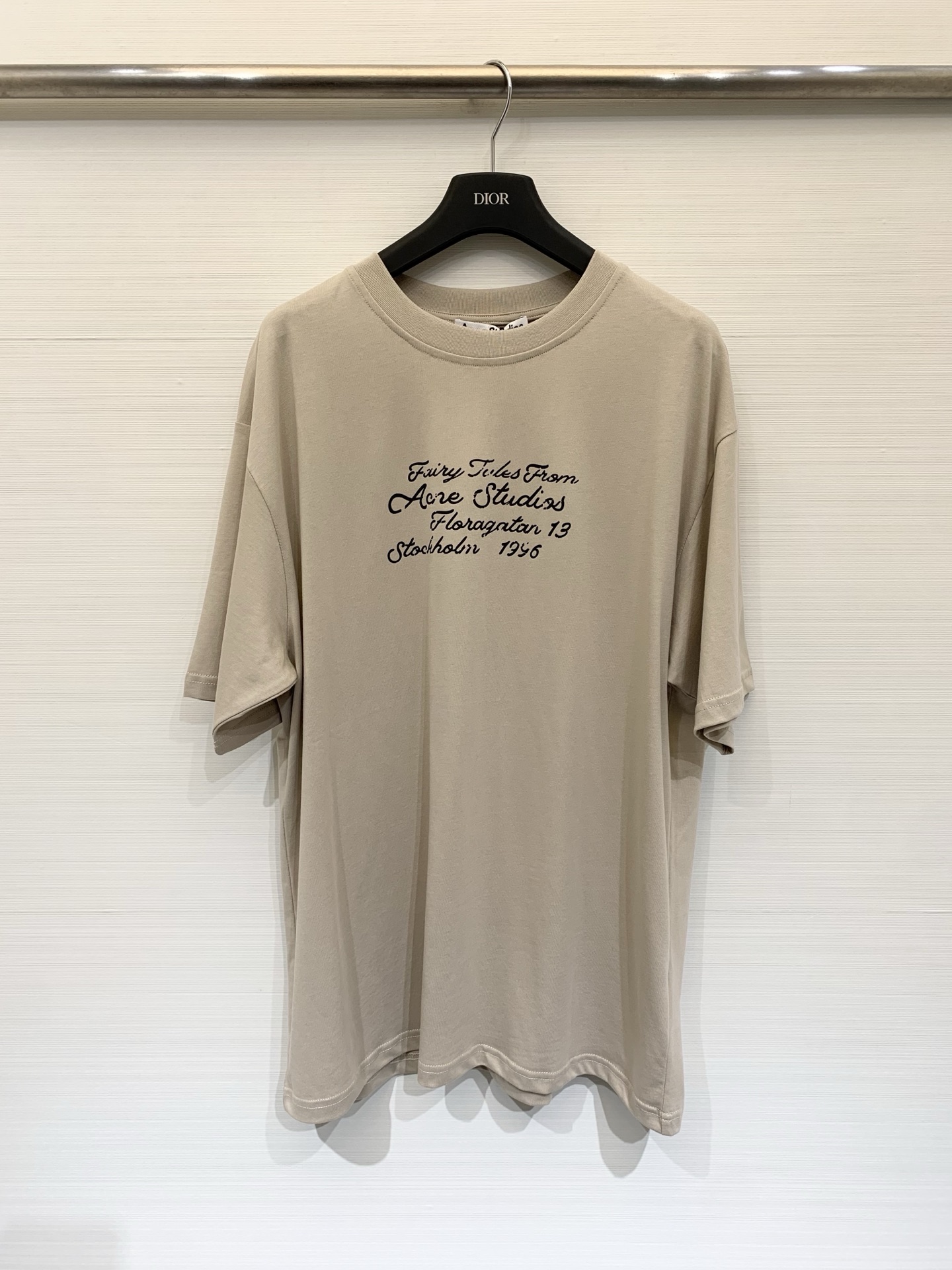 NO:761226,Acnestudios 2026 spring and summer new style retro style slogan letter logo printed short-sleeved T-shirt, 100% cotton fabric, silhouette tailoring, loose fit, washed technology, cursive slogan letter logo on the chest, the basics reveal high-end, and the overall tone of the era feels like an ancient book waiting for you to read. 230 grams of washed cotton, two-color XSSML, acne studios, dior, T-shirt, tees, t-shirt,19860909Acnestudios 2026春夏新款 复古风格标语字母logo印花短袖T恤,全棉面料,廓形剪裁,宽松版型,水洗工艺,胸前草写体标语字母logo,基础中又透漏着高级,搭配上整体色调的年代感,仿佛一本古老的书籍等待着你去翻阅.230克水洗棉质 两色XSSML,,acne studios,dior,T-shirt,tees，t-shirt,,Women's clothing