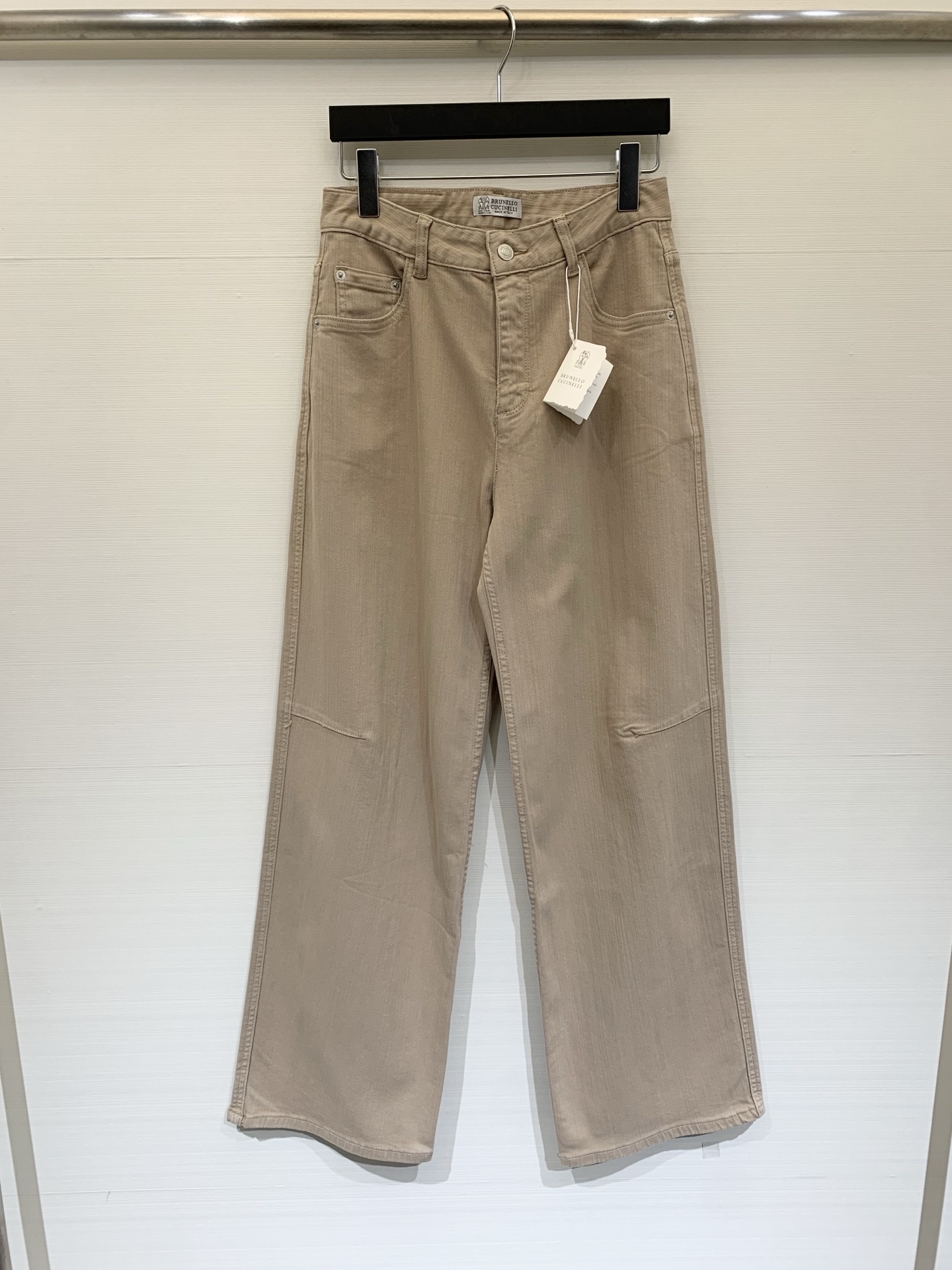 NO:761221,BC 26 new spring and summer style light brown wide-leg jeans, high-waisted wide-leg straight version, three-dimensional split tailoring at the knees, made of twill denim fabric, with a delicate vertical texture on the surface, minimalist commuting and casual style, suitable for shirts, knitted sweaters, short tops and other items. Size SML,,jeans,shirts,19860909BC 26春夏新款 浅咖阔腿牛仔裤,高腰阔腿直筒版型,膝盖处做了立体分割剪裁,采用斜纹牛仔布面料,表面带有细腻的竖向肌理感,极简通勤与休闲风,适配衬衫、针织衫、短款上衣等多种单品 码数SML,,jeans,shirts,,Women's clothing