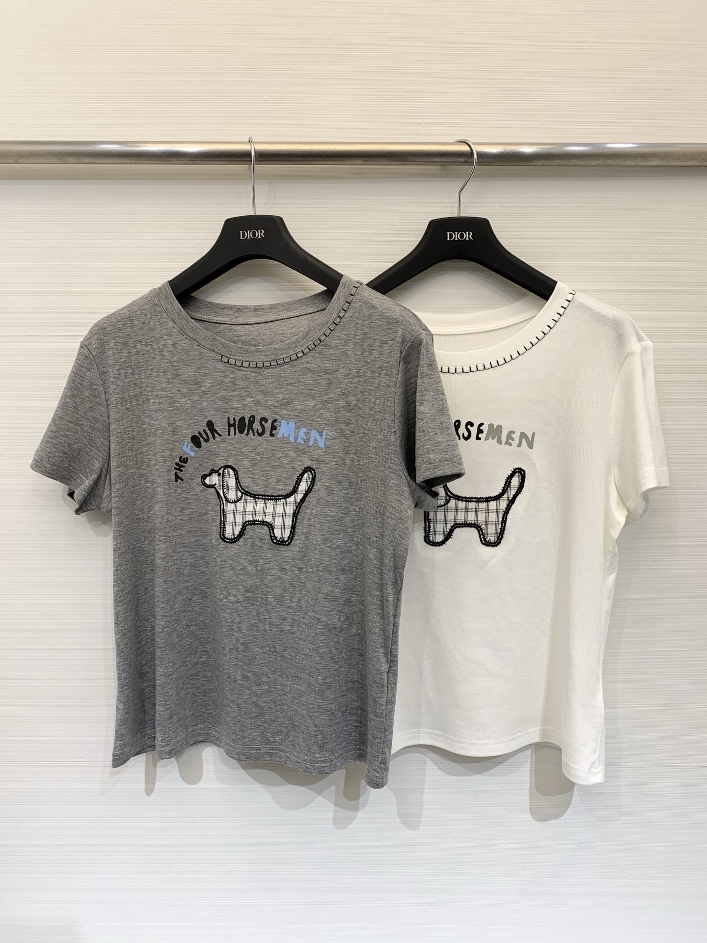 NO:761267,TB 26 spring and summer new style puppy patch short-sleeved T-shirt, classic round neck short-sleeved version, soft and skin-friendly, with delicate mixed color texture, soft and versatile tones, with a lazy and casual texture, retro casual and childlike style, can be paired with jeans, casual pants or skirts, suitable for age-reducing and relaxed daily wear. Two-color SML, skirts, jeans, T-shirt, tees, t-shirt,19860909TB 26春夏新款 小狗贴布短袖T恤,经典圆领短袖版型,触感柔软亲肤,带有细腻的混色肌理,色调柔和百搭,自带慵懒随性的质感,复古休闲与童趣风,可搭配牛仔裤、休闲裤或半裙,适合打造减龄、松弛的日常穿搭 两色SML,,skirts,jeans,T-shirt,tees，t-shirt,,Women's clothing