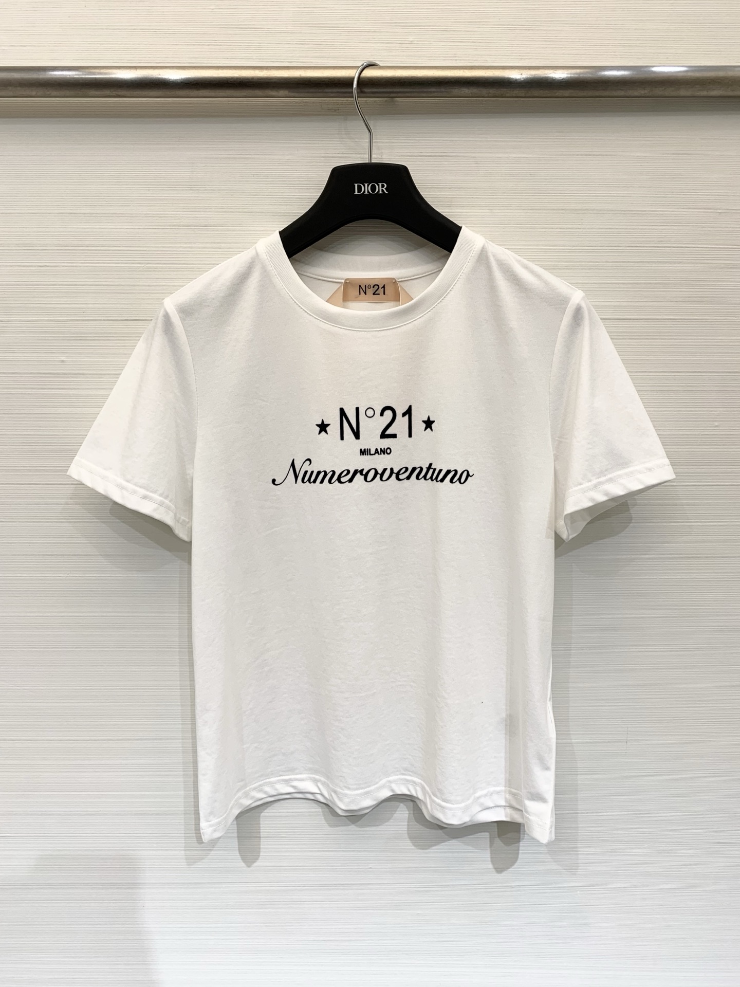NO:761255,N°21 26 new spring and summer Logo printed short-sleeved T-shirt, simple and advanced, normal fit, the lower body looks good with any combination, size SML, T-shirt, tees, t-shirt,19860909N°21 26春夏新款 Logo印花短袖T恤 简约高级 正常版型 下半身随意搭配都好看 码数SML,,T-shirt,tees，t-shirt,,Women's clothing
