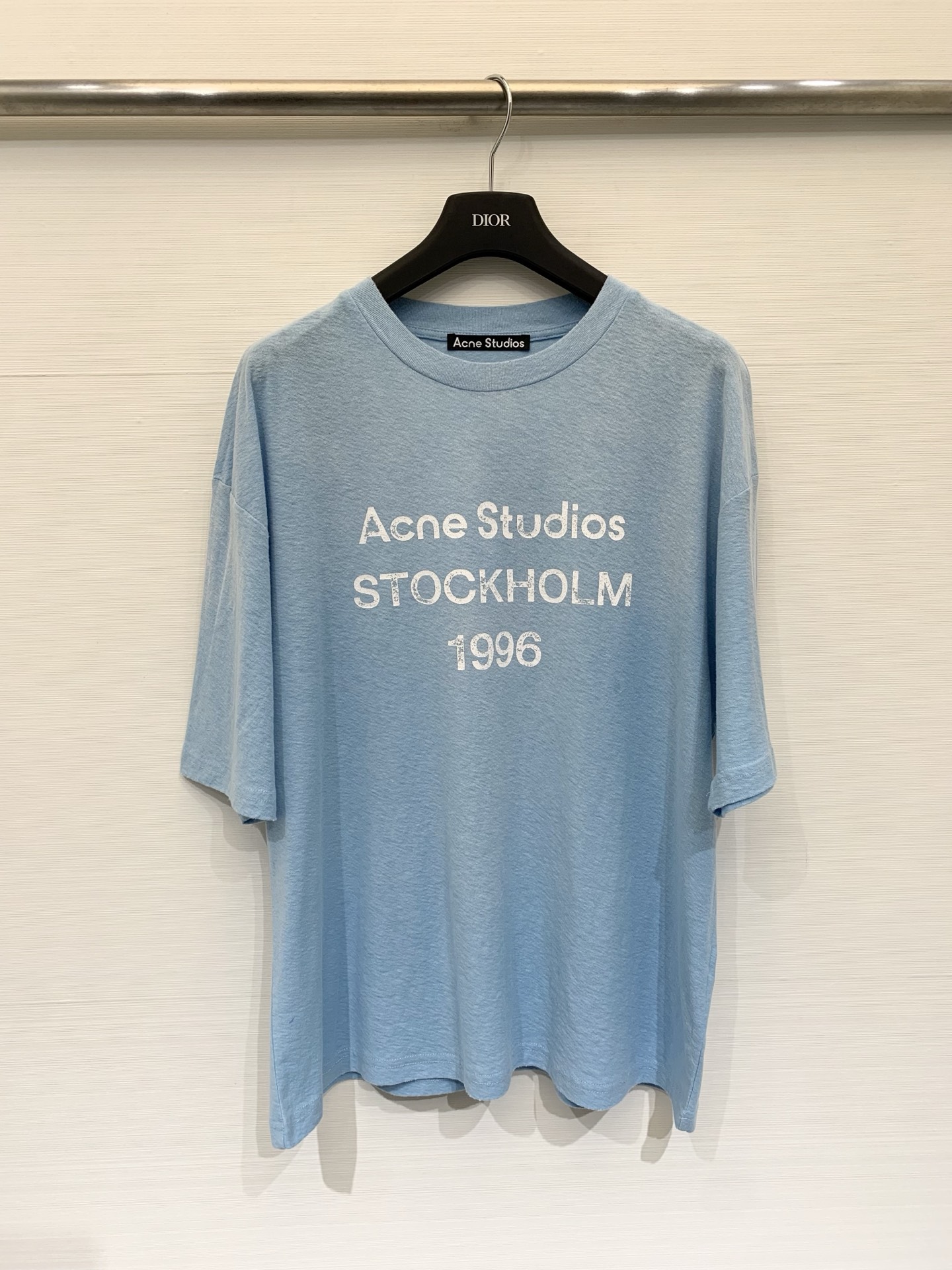 NO:761243,Acne Studio* 1996 series blue short-sleeved T-shirt, made of light and pure cotton, soft and comfortable, super friendly for daily wear, simple and recognizable, loose fit + natural brushed neckline, washed and faded details, full of retro feel. The blue is white, and it looks great with jeans or casual pants in spring and summer. It can easily create an urban relaxed style, minimalist design + high quality, a must-have for fashionistas! Size SML,,acne  studios,dior,jeans,T-shirt,tees,t-shirt,19860909Acne Studio* 1996系列蓝色短袖T恤,采用轻薄纯棉材质,柔软舒适,日常穿着超友好,简约又有辨识度,宽松版型+自然磨毛领口,水洗褪色细节,复古感满满.蓝色显白,春夏搭配牛仔裤或休闲裤都很出彩,轻松打造都市松弛风,极简设计+高品质,时髦精们必入! 码数SML,,acne studios,dior,jeans,T-shirt,tees，t-shirt,,Women's clothing