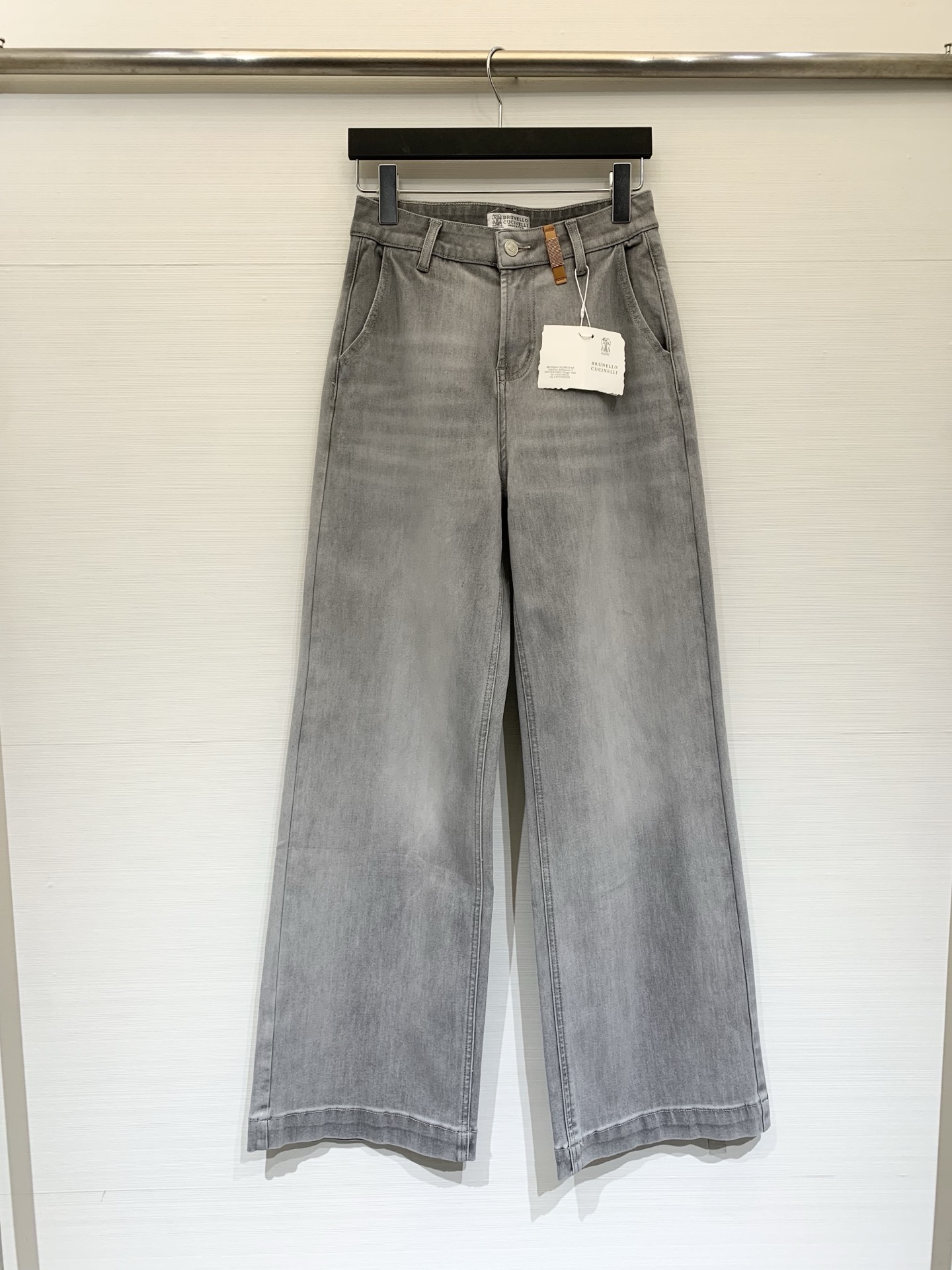 NO:761238,BC 26 spring and summer new style  Smoky gray wide-leg jeans, high-waisted, wide-leg straight fit, trouser legs naturally drape and stretch from the crotch down, made of washed denim fabric, soft and crisp texture, with delicate denim texture, smoky gray (light gray distressed) color, classic five-pocket denim structure, curved front piece  Slip pockets, the waistband is equipped with metal buttons and zipper fly, the stitching is the same color as the pants body, simple and attractive, a small brown leather label is embellished on the right side of the waistband, which enhances the sophistication and recognition of the item. There is a brand label on the inside of the waist and a white hangtag hanging, showing a brand new condition  Code number SML,,jeans,19860909BC 26春夏新款 烟灰色阔腿牛仔裤,高腰阔腿直筒版型,裤腿从胯部向下自然垂坠舒展,采用水洗牛仔面料,质地柔软挺括,带有细腻的牛仔肌理,烟灰色（浅灰做旧）色调,经典五袋牛仔结构,前片弧形插袋,腰头搭配金属纽扣与拉链门襟,缝线与裤身同色,简约耐看,腰头右侧点缀棕色皮质小标签,提升了单品的精致感与辨识度,腰部内侧附有品牌标签,悬挂着白色吊牌,呈现全新状态 码数SML,,jeans,,Women's clothing