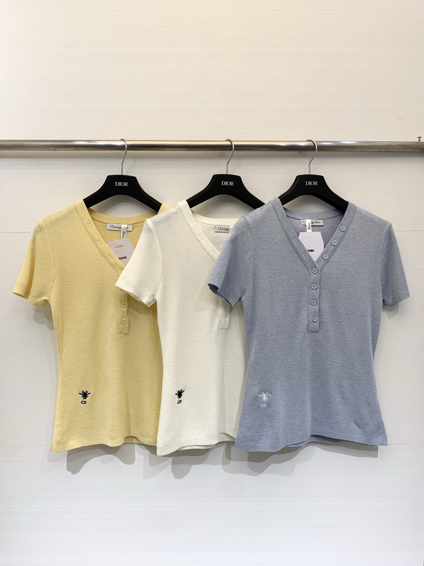 NO:761217,Dior 26 new spring and summer new V-neck waisted knitted short-sleeves, bee logo embroidery on the hem, full of high-end atmosphere on the upper body, three-color SML,, dior, T-shirt,19860909Dior 26春夏新款 V领收腰针织短袖,下摆小蜜蜂Logo刺绣,上身高级氛围感满满,三色SML,,dior,T-shirt,,Women's clothing