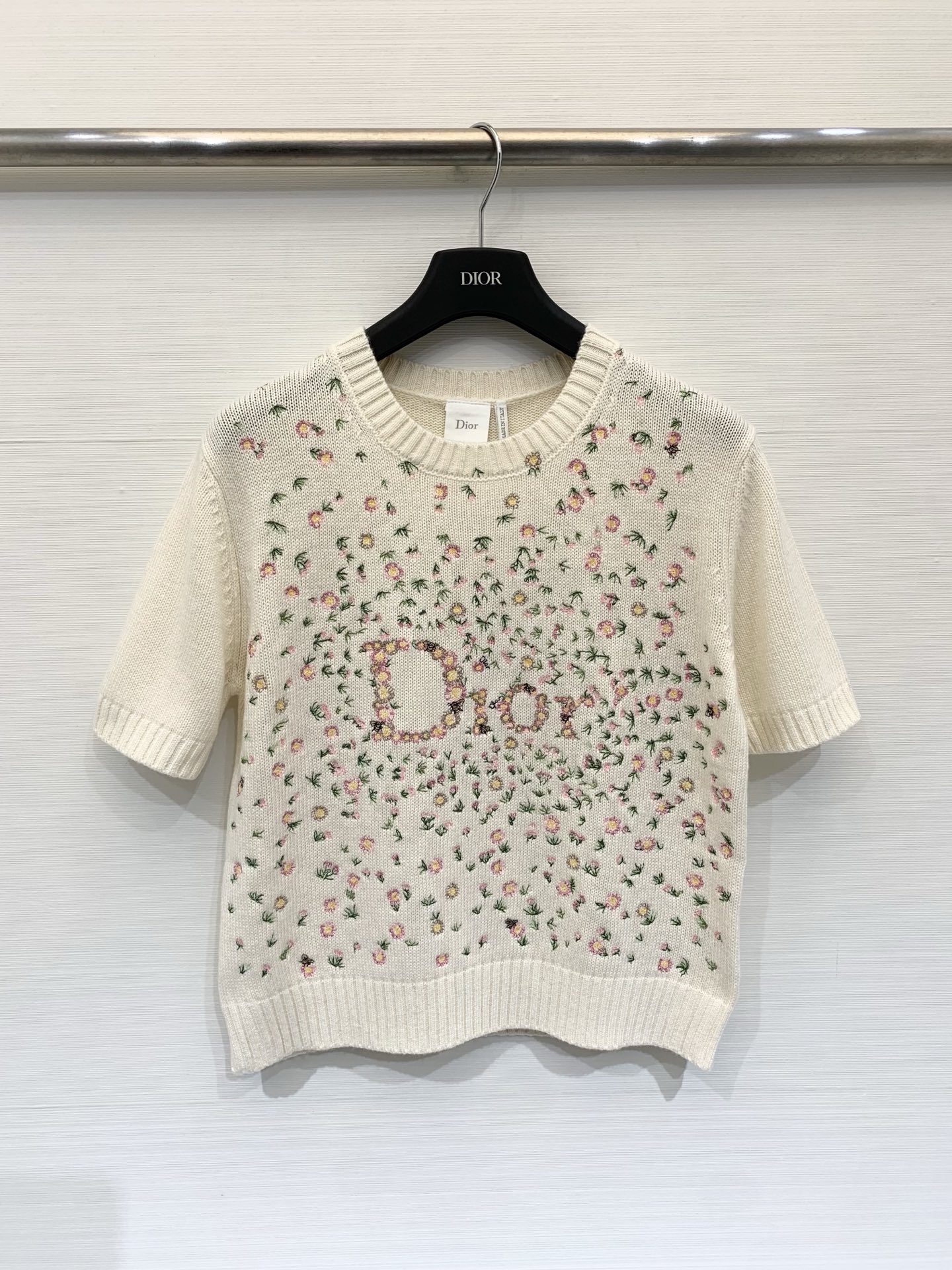 NO:761211,Dior 26 spring and summer new style, heavy-duty floral embroidery short-sleeved, super heavy-duty, full-body embroidered floral logo design, two-color SML, dior, T-shirt,19860909Dior 26春夏新款 重工碎花刺绣短袖,超级重工,满身刺绣花卉Logo设计 两色SML,,dior,T-shirt,,Women's clothing