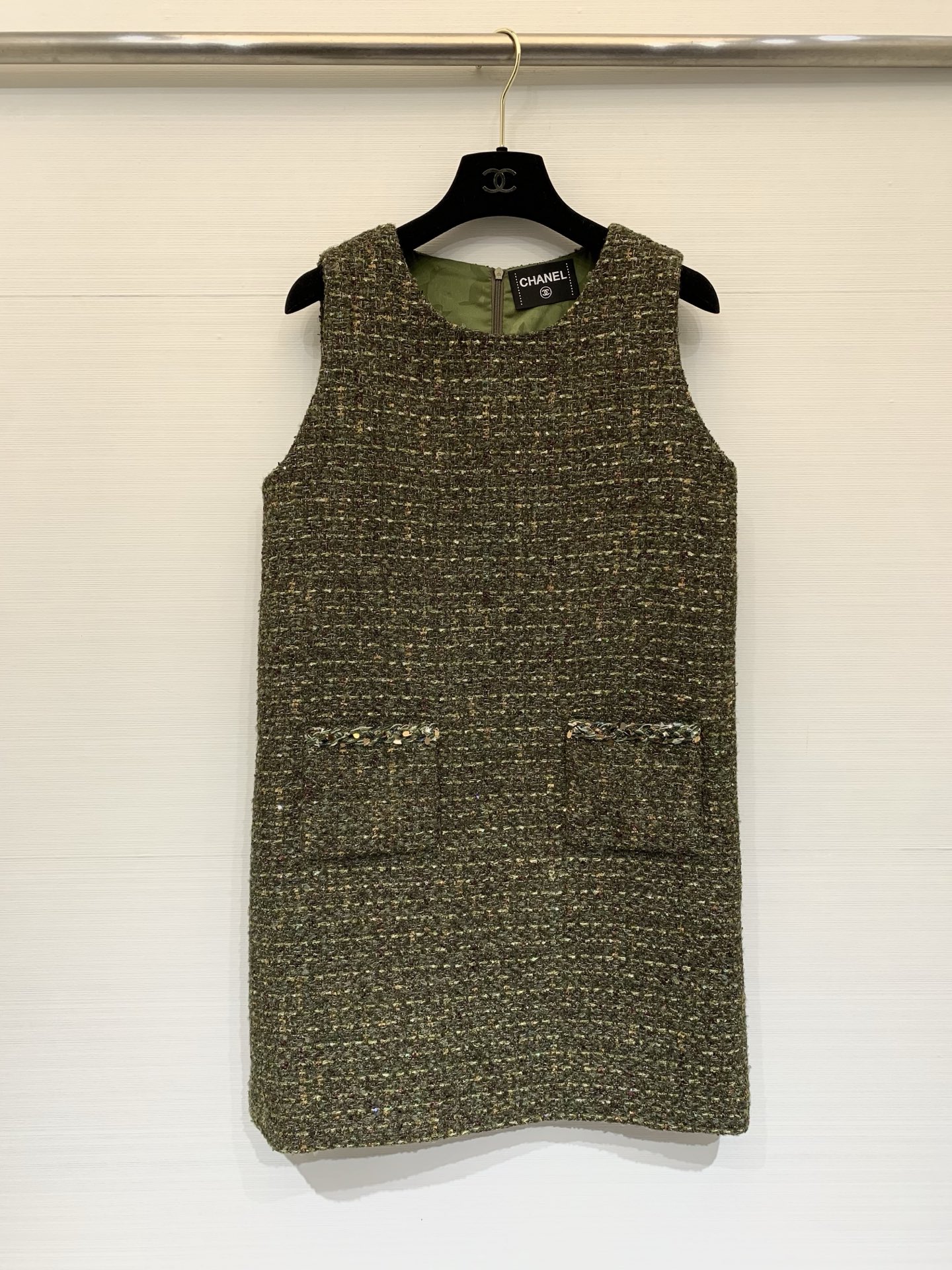 NO:761199,CHANEL 26 early spring series new style, small fragrant style olive green tweed sleeveless dress. The rough tweed texture is mixed with golden brown and dark green silk threads. The collarless design is neat and elegant. The double pocket design adds a delicate edge to the retro tweed. The loose straight cut can be worn alone to enhance the aura or as the finishing touch for layering. Pair it with the same series of jackets to instantly transform into a French socialite.  Size SML,,chanel,skirts,jackets & coats,19860909CHANEL 26早春系列新款 小香风橄榄绿粗花呢无袖连衣裙 粗粝的花呢肌理中 混织着金棕与墨绿的丝线 无领设计利落大气 双口袋设计 让复古粗花呢多了几分精致锋芒 宽松的直身剪裁 既能单穿撑起气场 也能作为叠穿的点睛之笔 搭配同系列外套 瞬间化身法式名媛 码数SML,,chanel,skirts,jackets & coats,,Women's clothing