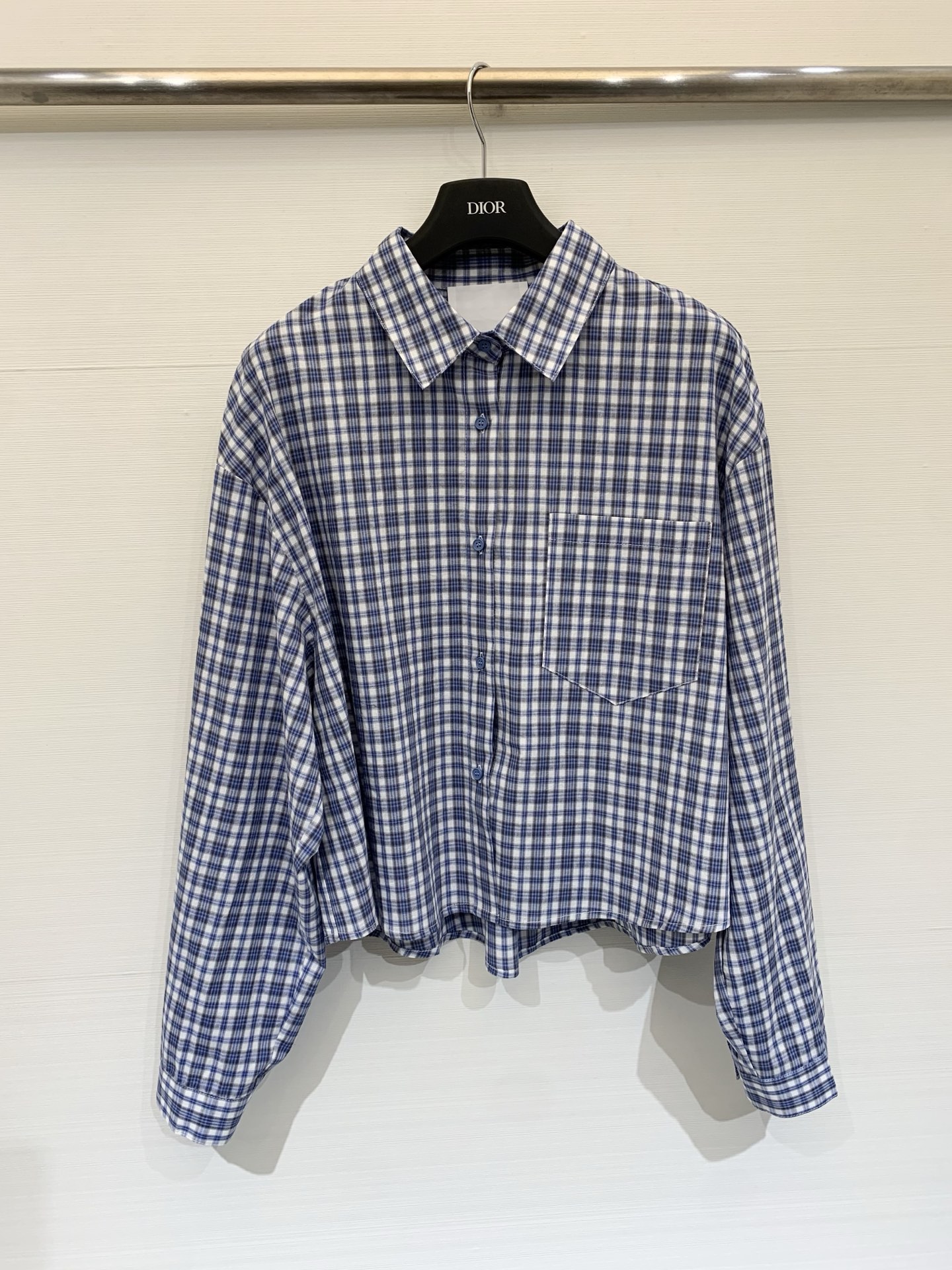 NO:796321,R13 26 spring and summer new style blue and white plaid short shirt, embellished with R13 logo on the back collar, simple retro, casual style with a bit of relaxation, suitable for daily commuting or layering, loose shoulder design, with a lazy and casual atmosphere, wear alone with high-waisted jeans or wide-leg pants to create a retro casual feel Code number SML,,jeans,shirts,19860909R13 26春夏新款 蓝白格纹短款衬衫,后领R13标志点缀,简约复古,带点松弛感的休闲风,适合日常通勤或叠穿,宽松落肩设计,自带慵懒随性的氛围,单穿搭配高腰牛仔裤或阔腿裤,打造复古休闲感 码数SML,,jeans,shirts,,Women's clothing