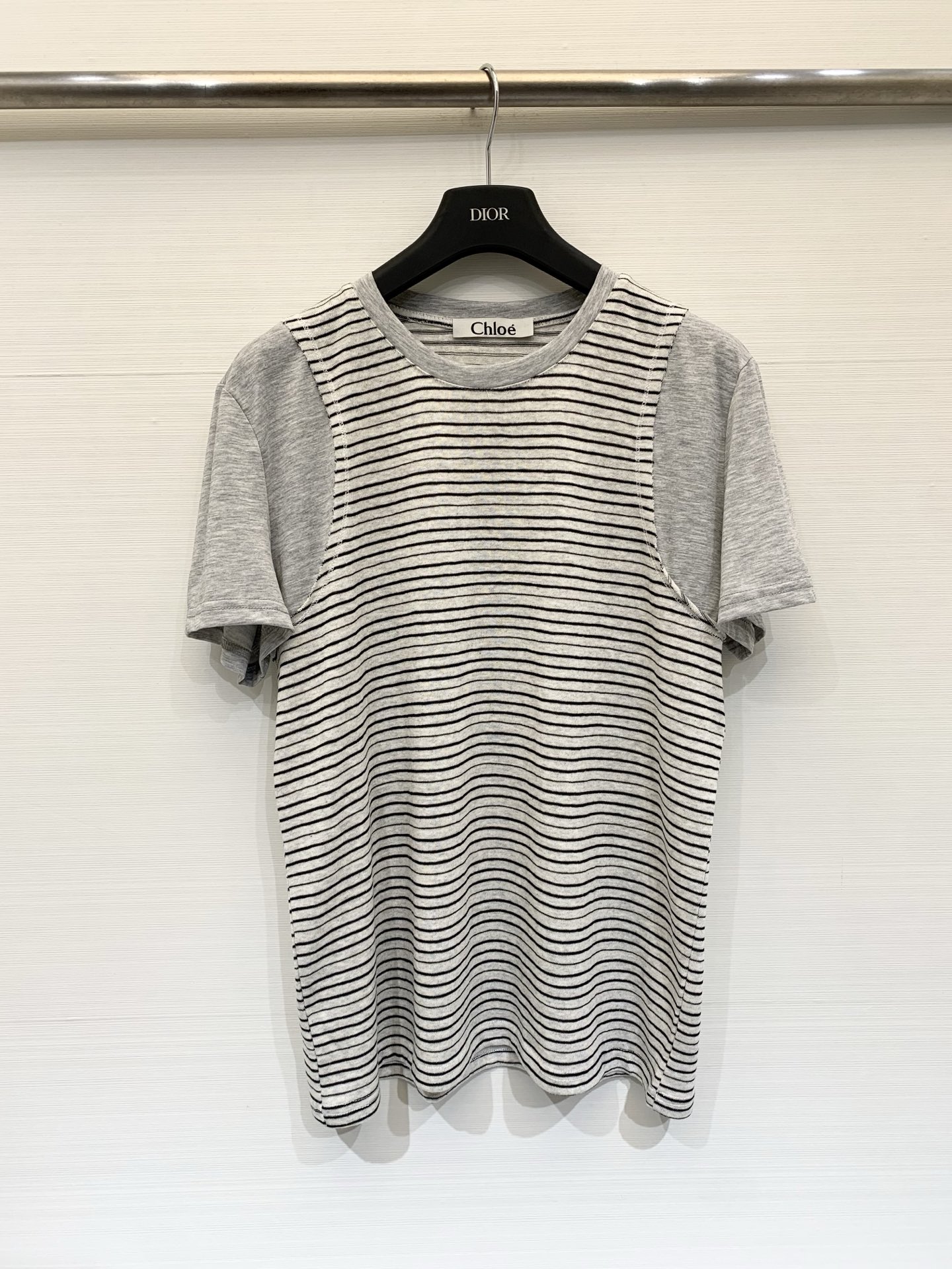 NO:791323,Chloé 26 new spring and summer fake two-piece striped short-sleeved T-shirt with a spliced ​​design. The overall style is simple and high-end, with both design and practicality. It is made of thin horizontal stripes. The shoulders and sleeves are made of pure light heather gray knitted fabric. The outline is outlined through topstitching to create a fake two-piece stacking effect. The layers are rich. Code number SML, chloe, T-shirt, tees, t-shirt,19860909Chloé 26春夏新款 假两件拼接设计条纹短袖T恤,整体风格简约高级,兼具设计感与实穿性,细横条纹面料,肩部、袖身采用纯浅麻灰色针织面料拼接,通过明线工艺勾勒轮廓,打造假两件叠穿效果,层次丰富 码数SML,,chloe,T-shirt,tees，t-shirt,,Women's clothing