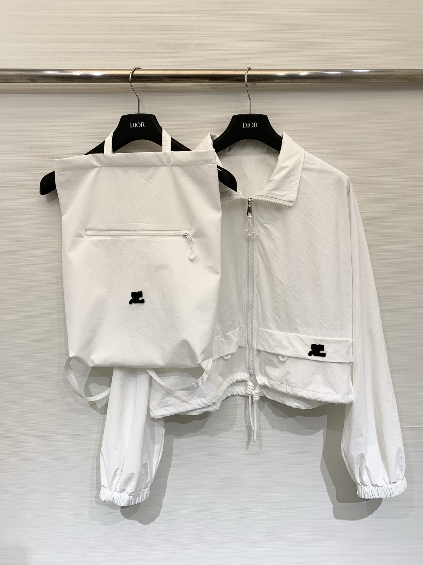 NO:806269,Courrèges 26 new spring and summer short jacket + drawstring tote bag set from the same series, which combines minimalist futuristic style with functionality. It is made of light and windproof nylon fabric with a natural drape. The short version with loose and dropped shoulders effectively optimizes the body proportions and creates a 'short on top and long on the bottom' effect. Three-color SML,, totes, jackets & coats,19860909Courrèges 26春夏新款 短款夹克+同系列抽绳托特包套装,极简未来感与功能性结合,采用轻薄防风的尼龙面料,带有自然的垂坠感；宽松落肩的短款版型,有效优化身材比例,打造“上短下长”的显高效果 三色SML,,totes,jackets & coats,,Women's clothing