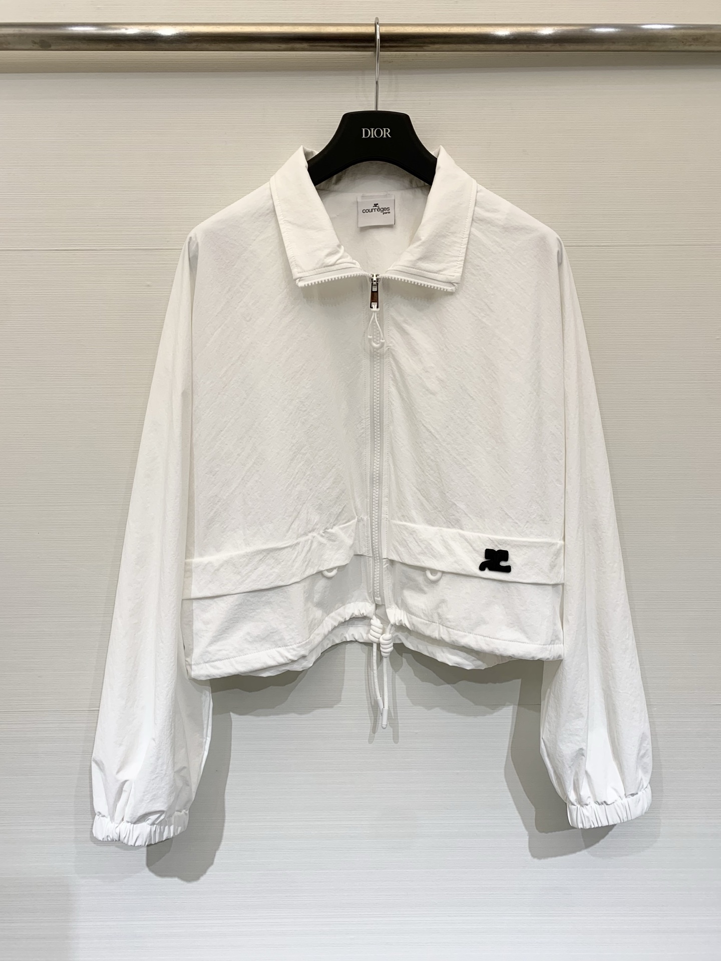 Courrèges 26春夏新款 短款夹克+同系列抽绳托特包套装，极简未来感与功能性结合，采用轻薄防风的
