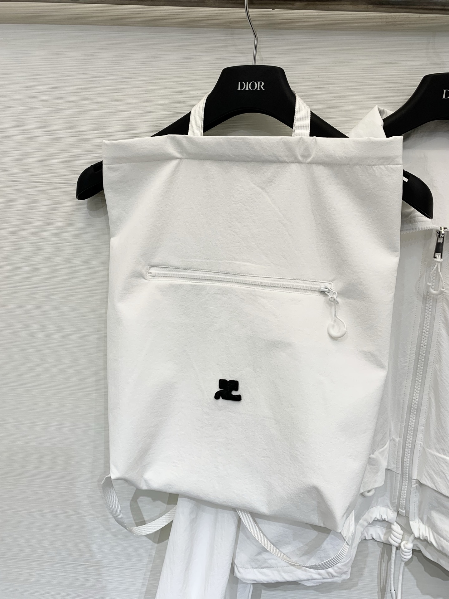 Courrèges 26春夏新款 短款夹克+同系列抽绳托特包套装，极简未来感与功能性结合，采用轻薄防风的
