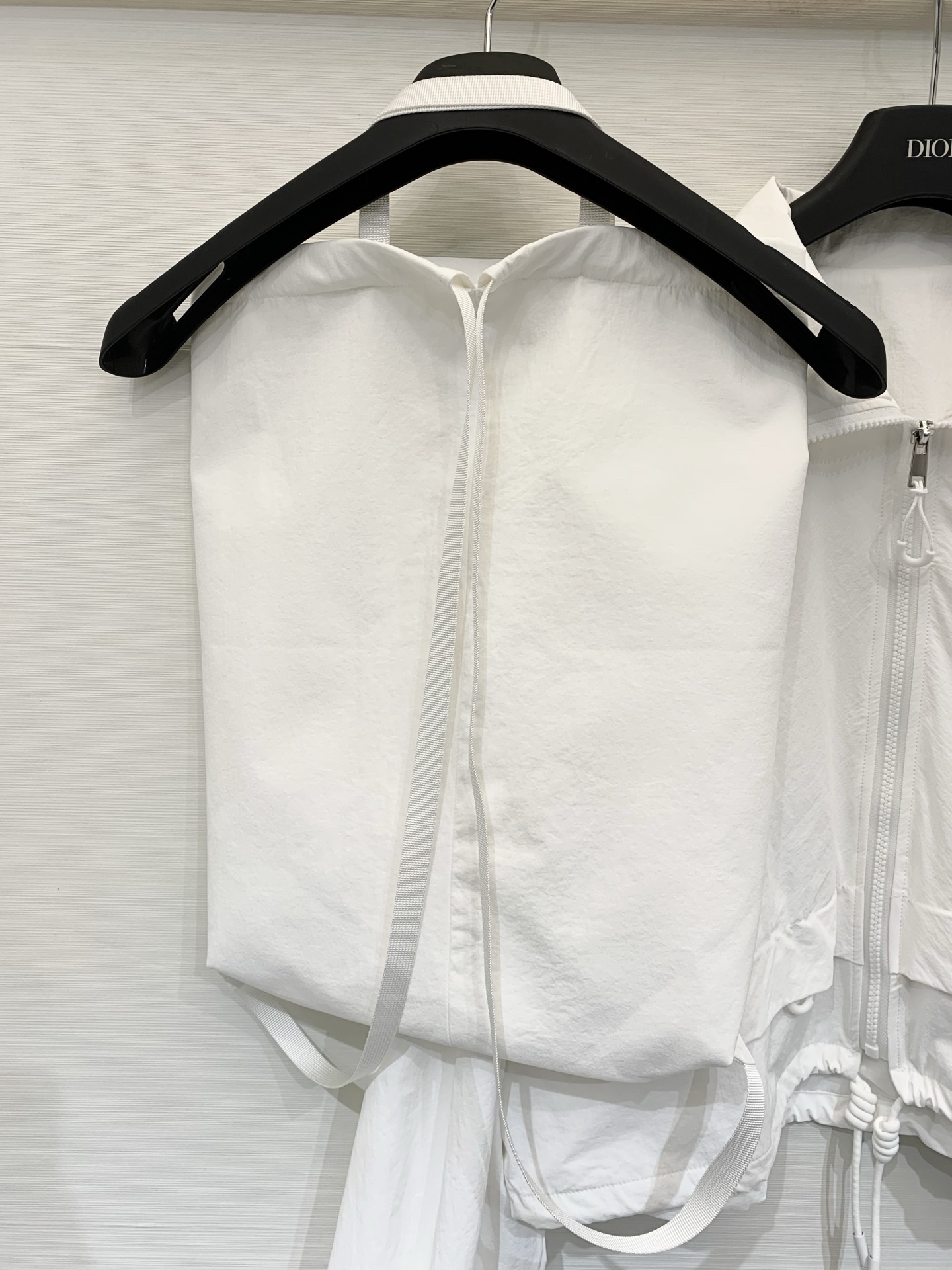 Courrèges 26春夏新款 短款夹克+同系列抽绳托特包套装，极简未来感与功能性结合，采用轻薄防风的
