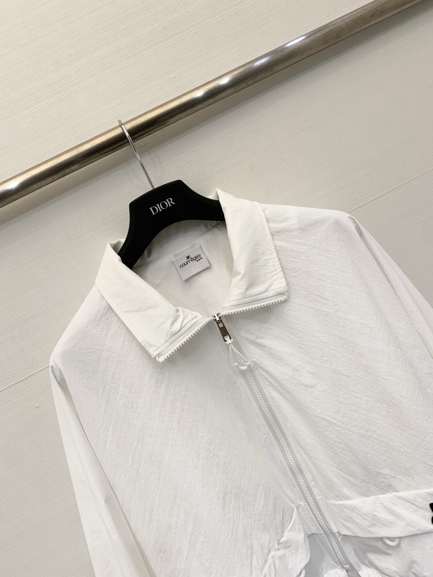 Courrèges 26春夏新款 短款夹克+同系列抽绳托特包套装，极简未来感与功能性结合，采用轻薄防风的
