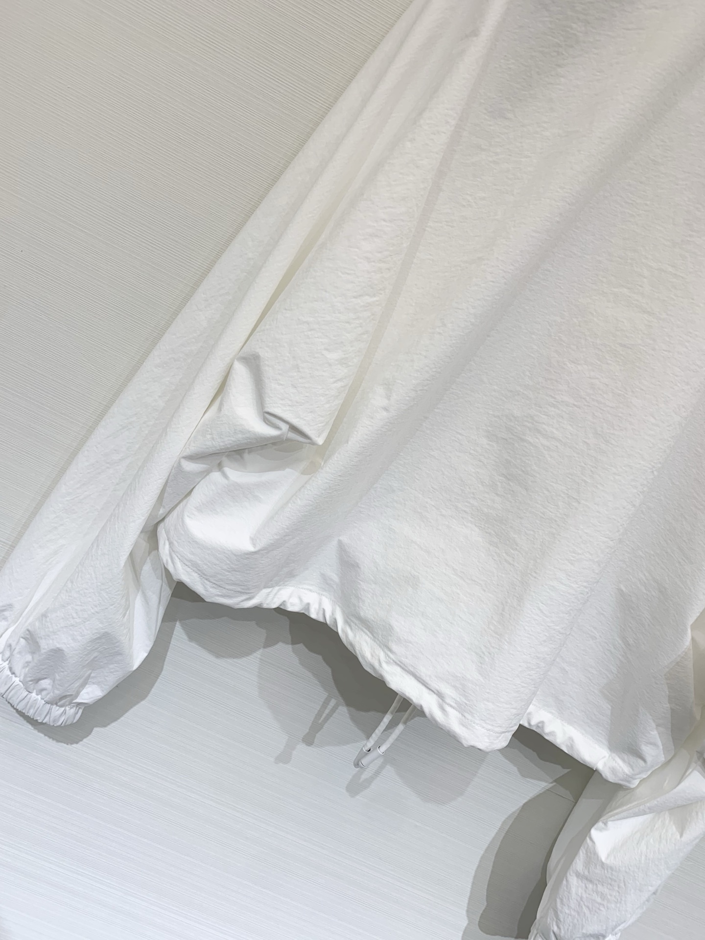 Courrèges 26春夏新款 短款夹克+同系列抽绳托特包套装，极简未来感与功能性结合，采用轻薄防风的