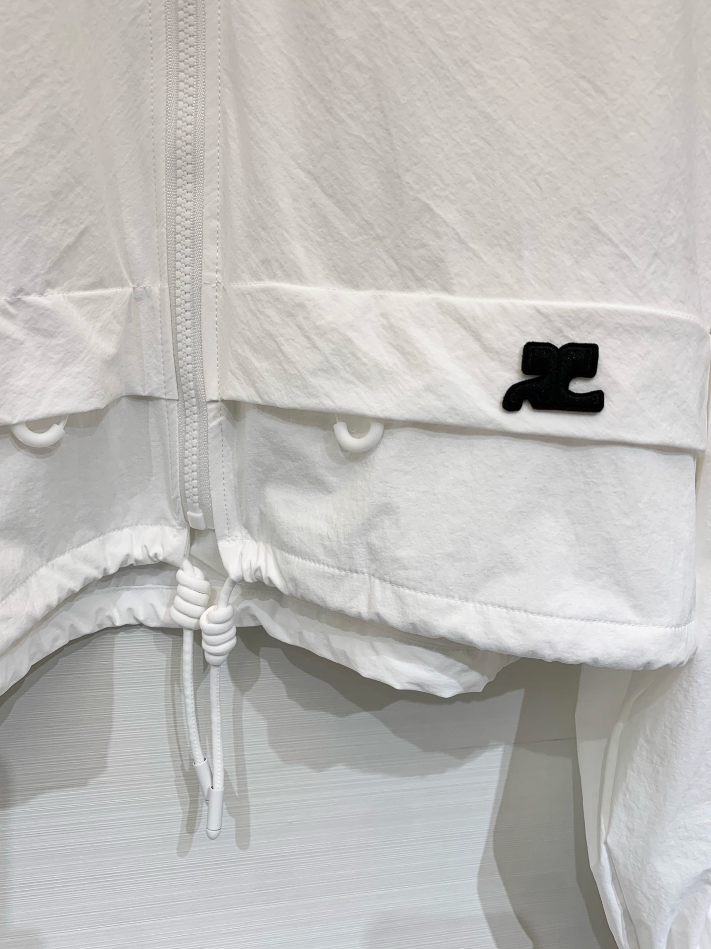 Courrèges 26春夏新款 短款夹克+同系列抽绳托特包套装，极简未来感与功能性结合，采用轻薄防风的