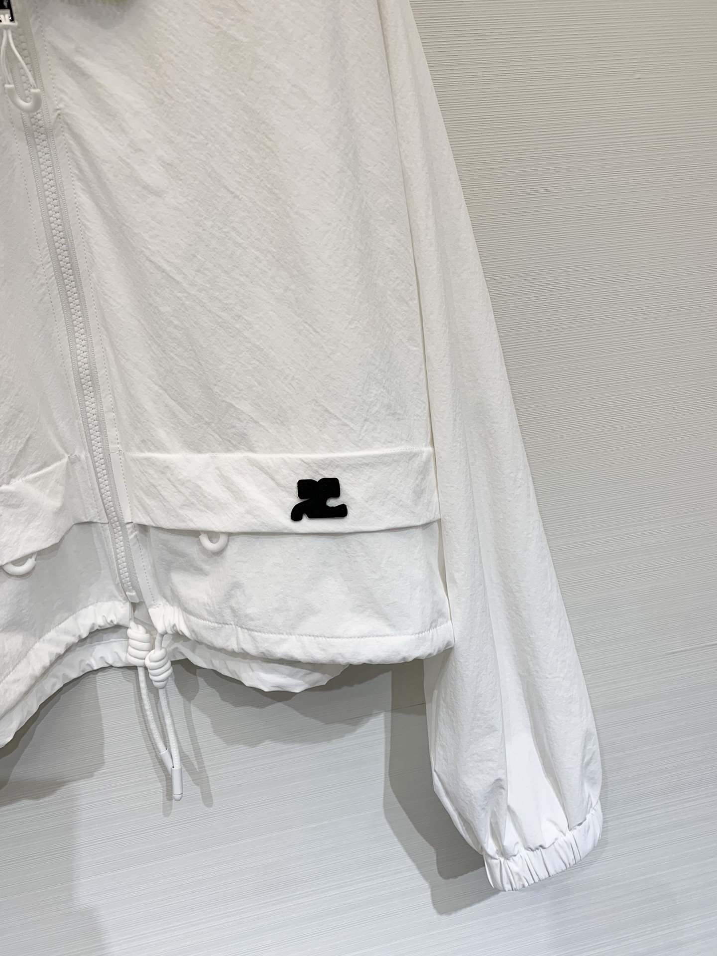 Courrèges 26春夏新款 短款夹克+同系列抽绳托特包套装，极简未来感与功能性结合，采用轻薄防风的