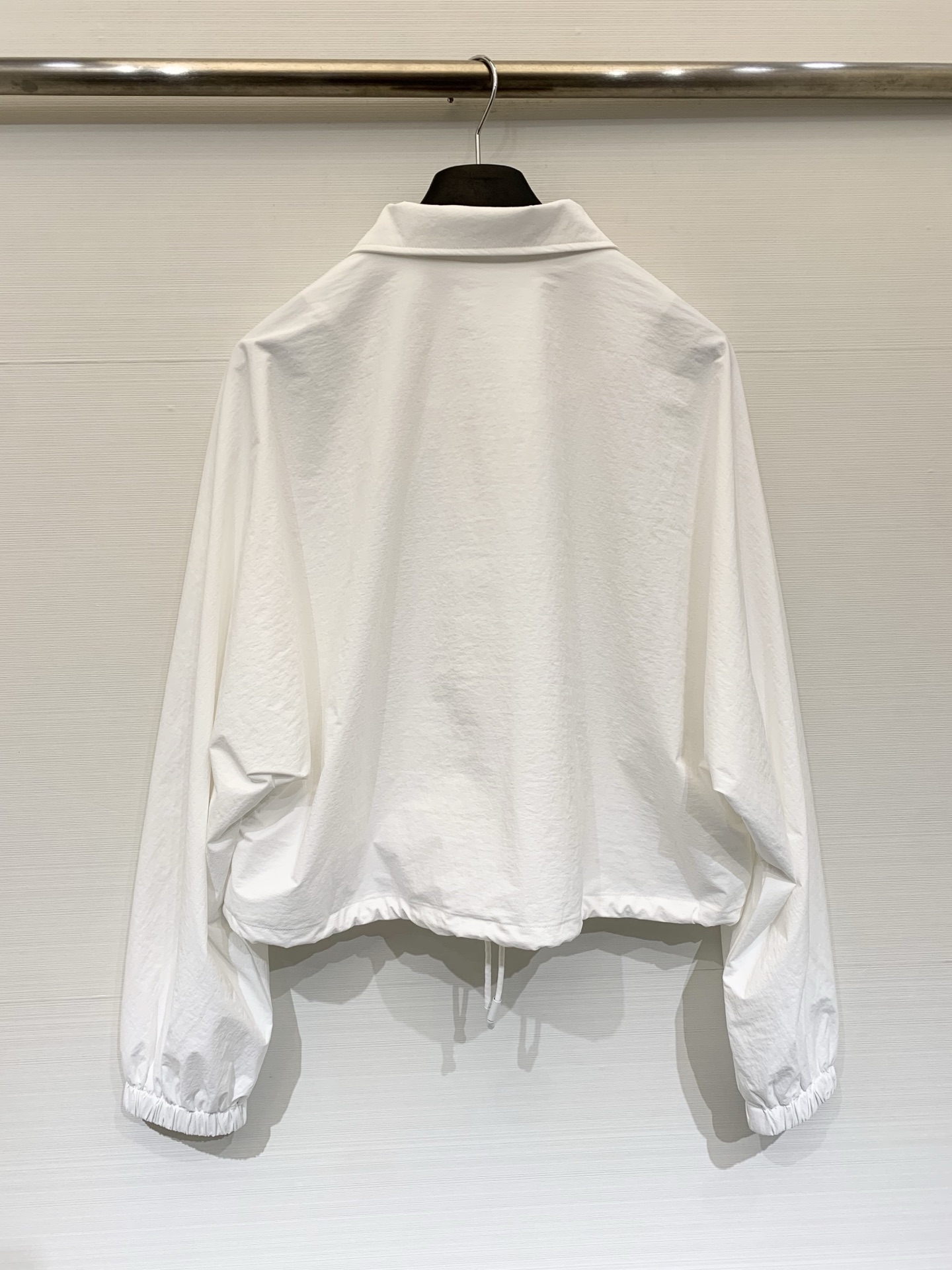 Courrèges 26春夏新款 短款夹克+同系列抽绳托特包套装，极简未来感与功能性结合，采用轻薄防风的