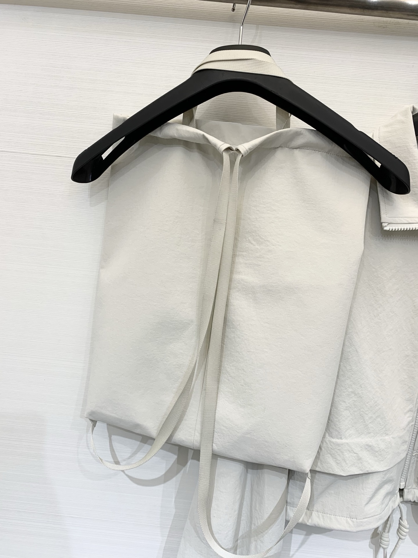 Courrèges 26春夏新款 短款夹克+同系列抽绳托特包套装，极简未来感与功能性结合，采用轻薄防风的