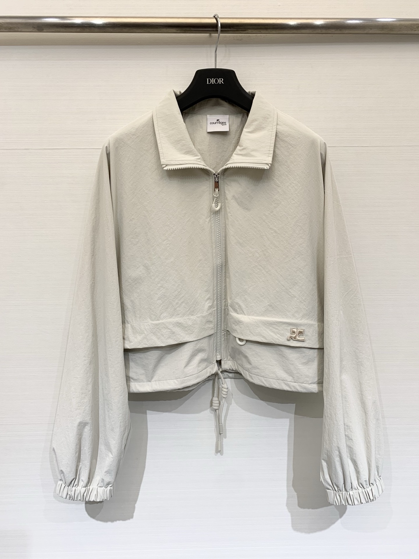 Courrèges 26春夏新款 短款夹克+同系列抽绳托特包套装，极简未来感与功能性结合，采用轻薄防风的