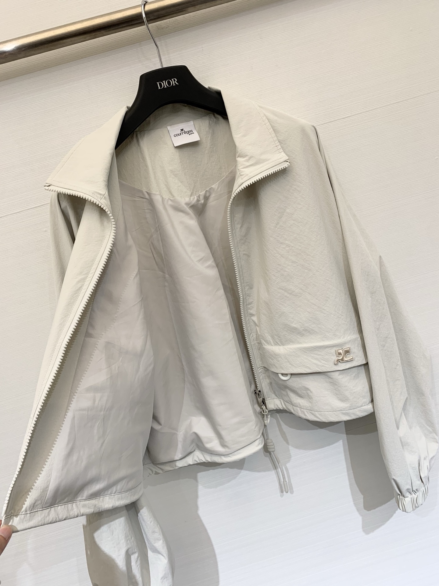 Courrèges 26春夏新款 短款夹克+同系列抽绳托特包套装，极简未来感与功能性结合，采用轻薄防风的