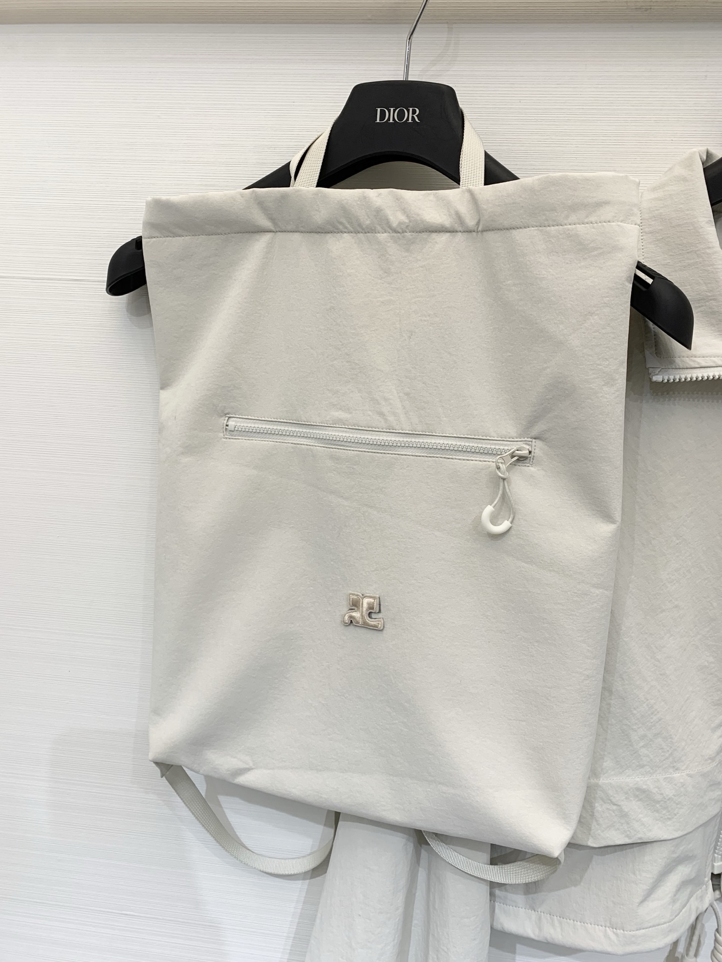 Courrèges 26春夏新款 短款夹克+同系列抽绳托特包套装，极简未来感与功能性结合，采用轻薄防风的