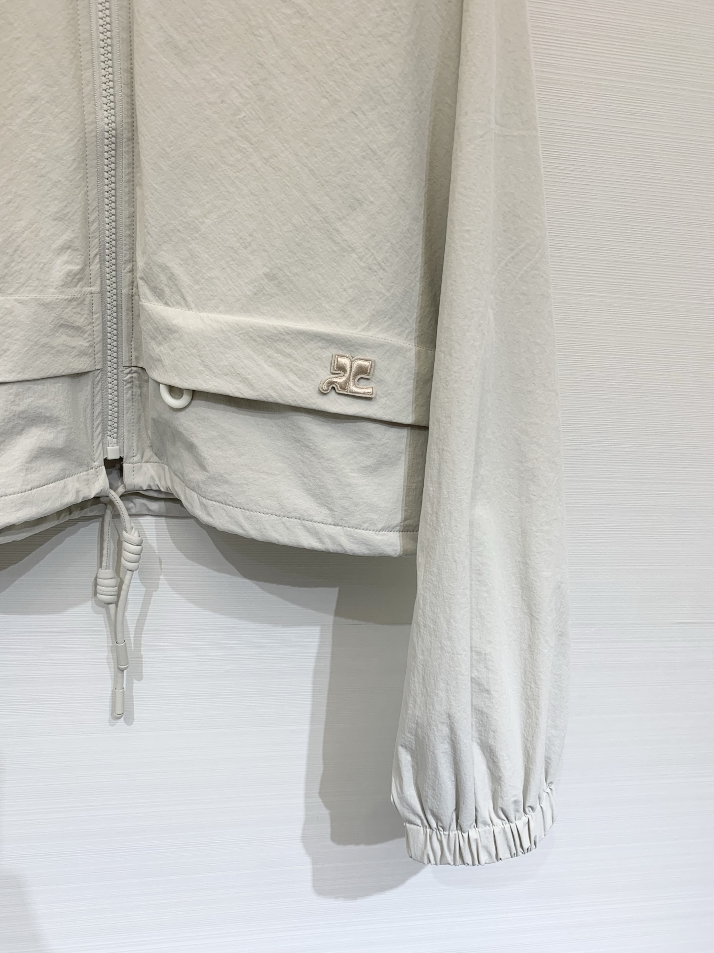 Courrèges 26春夏新款 短款夹克+同系列抽绳托特包套装，极简未来感与功能性结合，采用轻薄防风的