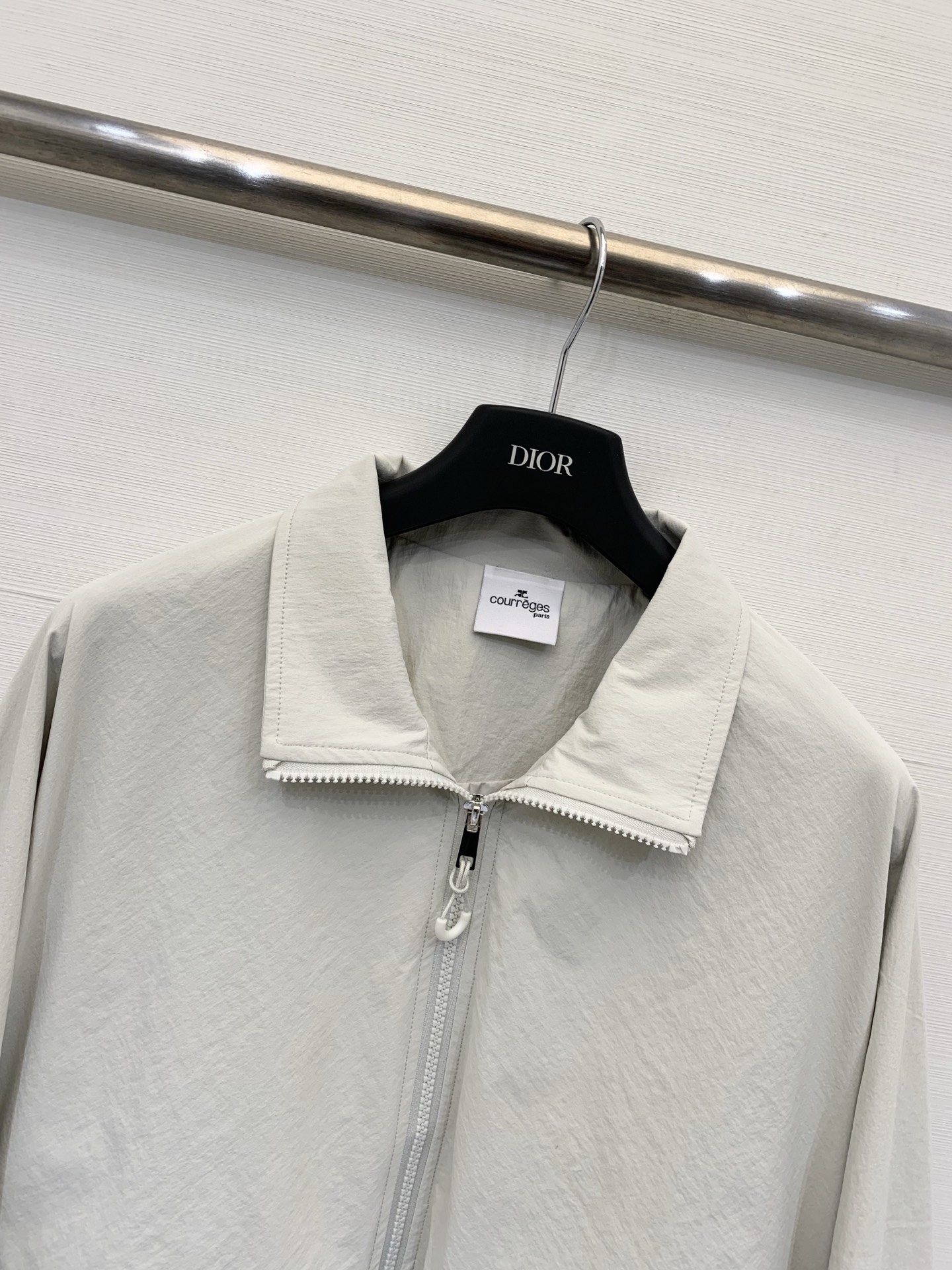 Courrèges 26春夏新款 短款夹克+同系列抽绳托特包套装，极简未来感与功能性结合，采用轻薄防风的