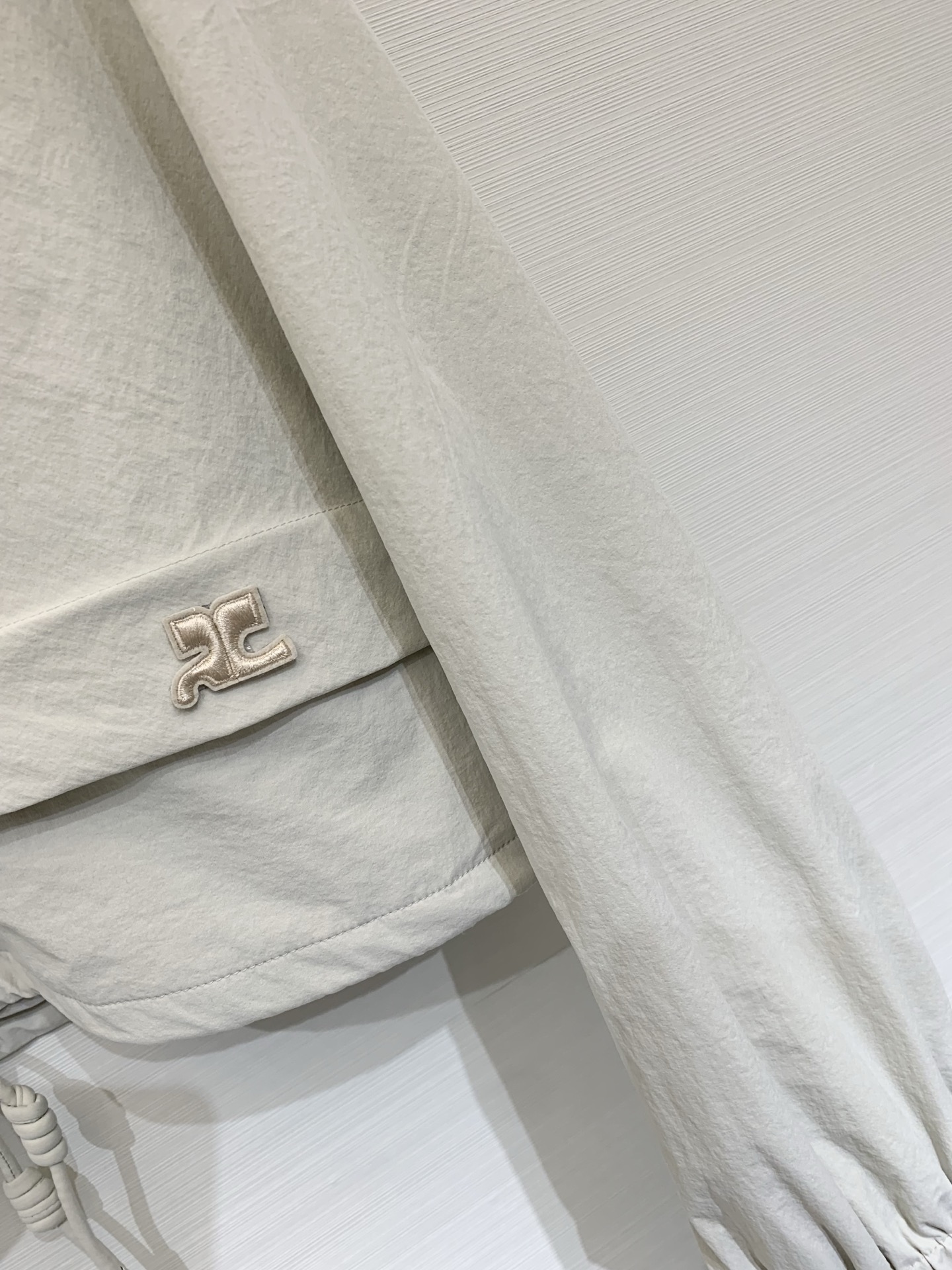 Courrèges 26春夏新款 短款夹克+同系列抽绳托特包套装，极简未来感与功能性结合，采用轻薄防风的