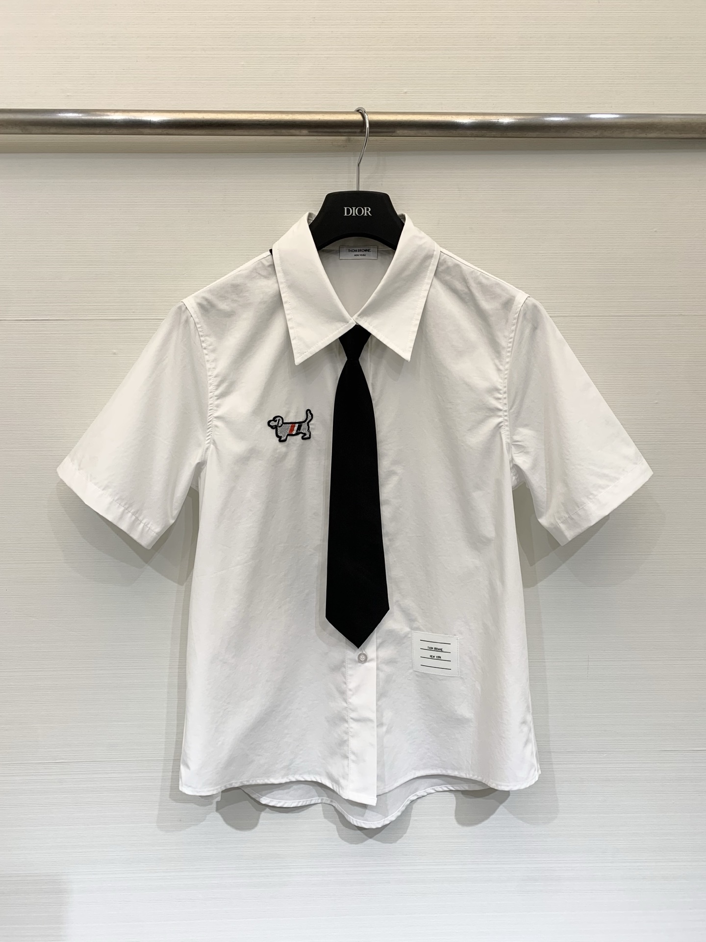 NO:790919,TB/Thom Browne 26 spring and summer new style dachshund embroidered tie short-sleeved shirt, loose and casual H-shaped silhouette, classic lapel design, slightly curved hem for more flexibility, brand's iconic dachshund pattern embroidered on the left chest (with red, white and blue three-color webbing elements), college style, commuting and casual, age-reducing and recognizable. Size SML,, T-shirt, ties,19860909TB/Thom Browne 26春夏新款 腊肠狗刺绣领带短袖衬衣,宽松休闲的H型廓形,经典翻领设计,下摆微弧形更显灵动,左胸绣有品牌标志性腊肠狗图案（带红白蓝三色织带元素）,学院风、通勤休闲兼具,减龄又有辨识度 码数SML,,T-shirt,ties,,Women's clothing