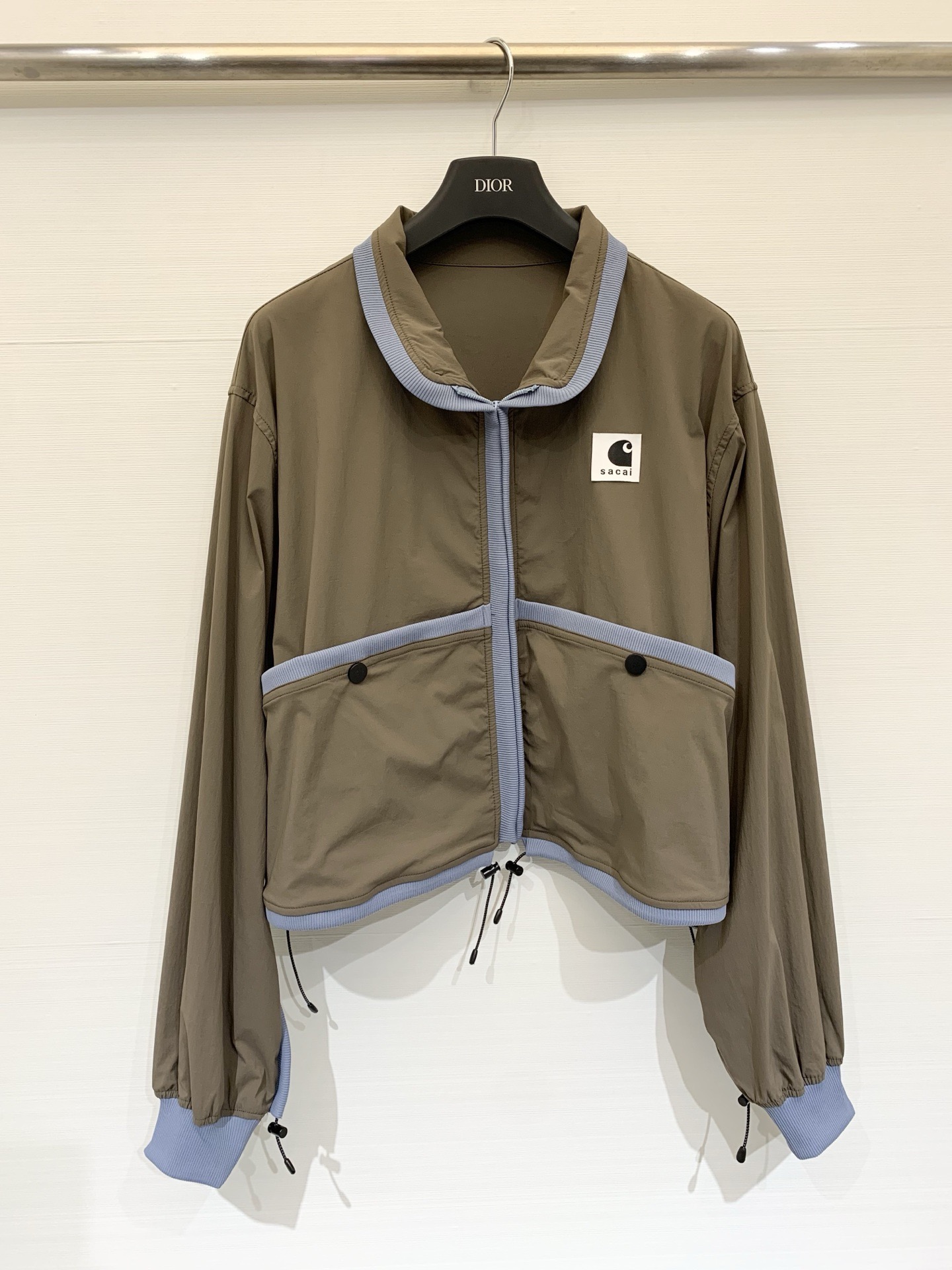 NO:790913,Sacai 26 spring and summer joint short patchwork contrasting jacket, olive green (newly added cool gray, black) short cut, with a drawstring at the hem, the elasticity can be adjusted freely to create different silhouettes, the waist is equipped with two three-dimensional pockets with snap buttons, both practical and decorative Three-color SML,,jackets & coats,19860909Sacai 26春夏联名短款拼接撞色夹克,橄榄绿（新增冷灰,黑色）短款剪裁,下摆配有抽绳,可自由调节松紧,打造不同廓形,腰部设有两个带按扣的立体口袋,兼具实用性与装饰性 三色SML,,jackets & coats,,Women's clothing