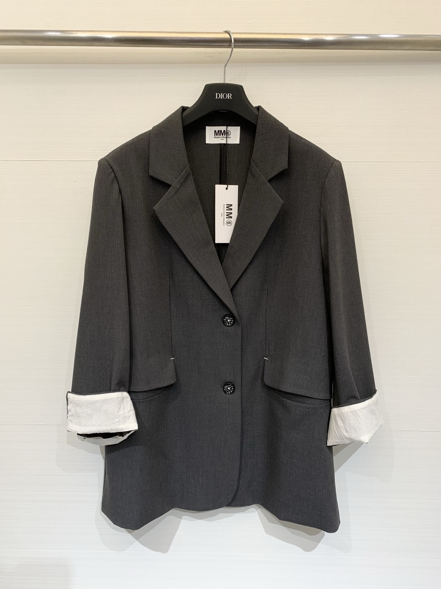 NO:790910,MM6 Maison Margiela 26 spring and summer new style. Loose and casual thin suit jacket. It has both drape and silhouette. It is suitable for commuting and daily mixing. The cuffs are designed with white cuffs and contrasting colors. It is oversize and has a dropped shoulder design. It is comfortable and casual to wear and does not pick your figure. Gray Black Size SML, masion margiela, versace, jackets & coats, business suit,19860909MM6 Maison Margiela 26春夏新款 宽松休闲款薄款西装外套,垂坠感与廓形感兼具,适合通勤与日常混搭,袖口采用白色翻边撞色设计,型偏oversize,落肩设计,穿着舒适随性,不挑身材 灰色 黑色 码数SML,,masion margiela,versace,jackets & coats,business suit,,Women's clothing