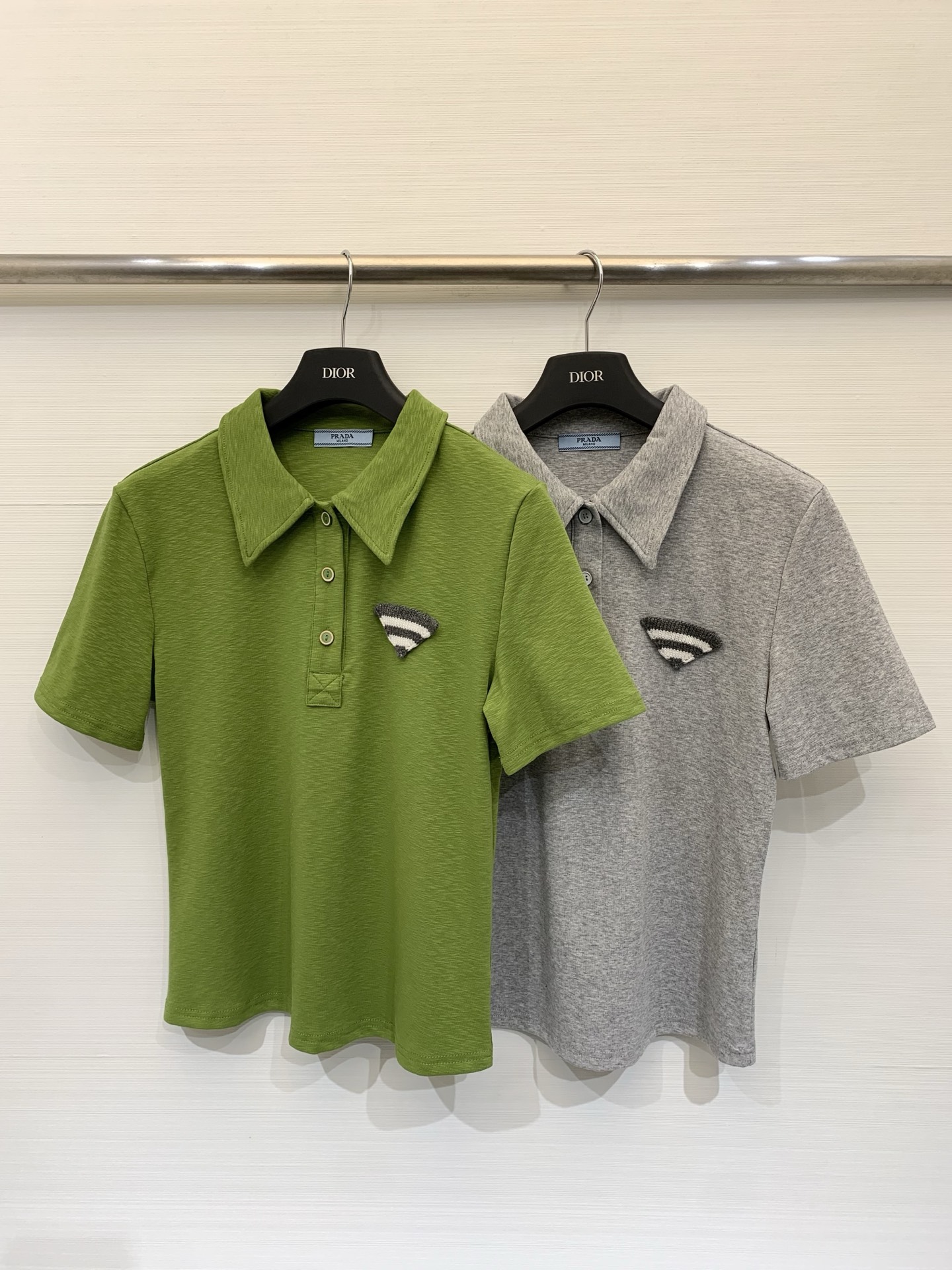 NO:790916,Prada 26 spring and summer new style triangle logo Polo short-sleeved shirt, short cut, large lapel (plastic wire) design, Prada classic triangle shape knitted logo on the left chest, retro casual, light commuting, avocado green whitening and refreshing, suitable for a variety of wearing scenes. Two-color sml,, prada, T-shirt,19860909Prada 26春夏新款 三角标Polo短袖衫,短款剪裁,大翻领（可塑型铁线）设计,左胸饰有Prada经典三角造型针织标,复古休闲、轻通勤,牛油果绿显白提气,适配多种穿搭场景 两色sml,,prada,T-shirt,,Women's clothing