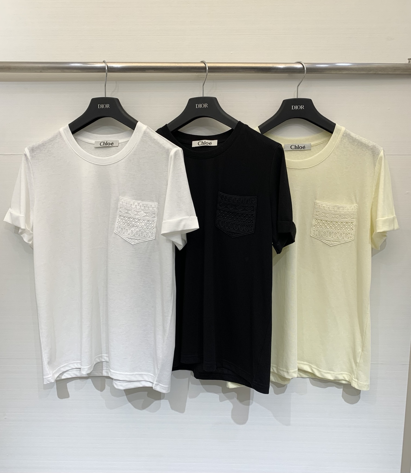 NO:790904,Chloé 26 spring and summer new style embroidered hollow pocket short-sleeved T-shirt, made of light and breathable cotton knitted fabric, soft to the touch and skin-friendly, with a natural and slightly translucent feel. The sleeves are naturally curled to increase the sense of leisure and relaxation and modify the arm lines. It is suitable for spring and summer wear. The basic and versatile round neck design fits the neck line and is not picky about the style. Three-color SML, chloe, T-shirt, tees, t-shirt,19860909Chloé 26春夏新款 刺绣镂空口袋短袖T恤,采用轻薄透气的棉质针织面料,触感柔软亲肤,带有自然微透感,袖身做自然卷边处理,增加休闲松弛感,修饰手臂线条,适合春夏穿着,基础百搭的圆领设计,贴合颈部线条,不挑穿搭风格 三色SML,,chloe,T-shirt,tees，t-shirt,,Women's clothing