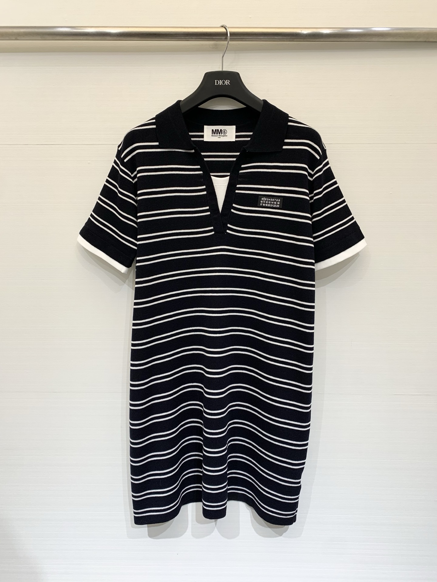 NO:790901,MM6/Maison Margiela 26 new spring and summer style fake two-piece striped Polo knitted dress, fine pitted knitted fabric, good drape, skin-friendly and stiff feeling, V-shaped half placket design, fake two-piece white edge inside, full layering, loose straight cut, not picky on the figure, knee-length, creating a relaxed commuting feeling Two-color sml,,masion margiela,skirts,19860909MM6/Maison Margiela 26春夏新款 假两件条纹Polo针织连衣裙,细腻坑条针织面料,垂坠感佳,兼具亲肤性与挺括感,V型半开襟设计,内搭假两件白边,层次感拉满,宽松直筒剪裁,不挑身材,长度及膝,打造松弛通勤感 两色sml,,masion margiela,skirts,,Women's clothing