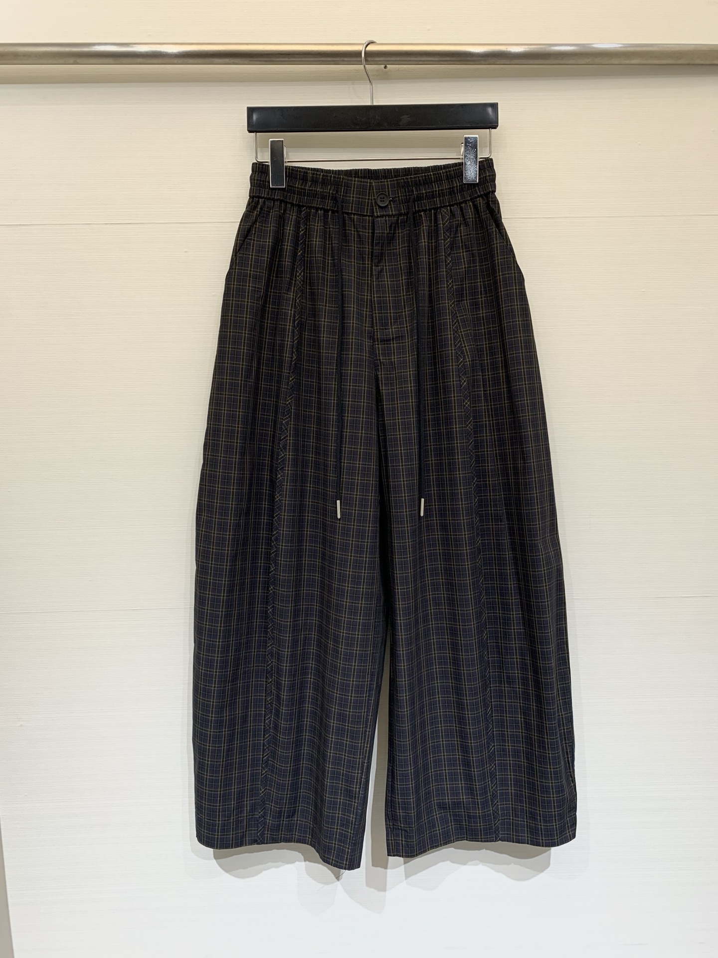 NO:791326,Acne Studios 26 spring and summer new style plaid drawstring wide-leg balloon pants, ultra-loose wide-leg silhouette, extremely tolerant to the body shape, creating a lazy and relaxed wearing atmosphere. Logo woven label sewn on the back pocket for full recognition. Size SML,,acne studios,dior,19860909Acne Studios 26春夏新款 格纹抽绳阔腿气球裤,超宽松阔腿廓形,对身形包容度极高,打造慵懒松弛的穿搭氛围,后口袋处缝制Logo织标,辨识度拉满 码数SML,,acne studios,dior,,Women's clothing