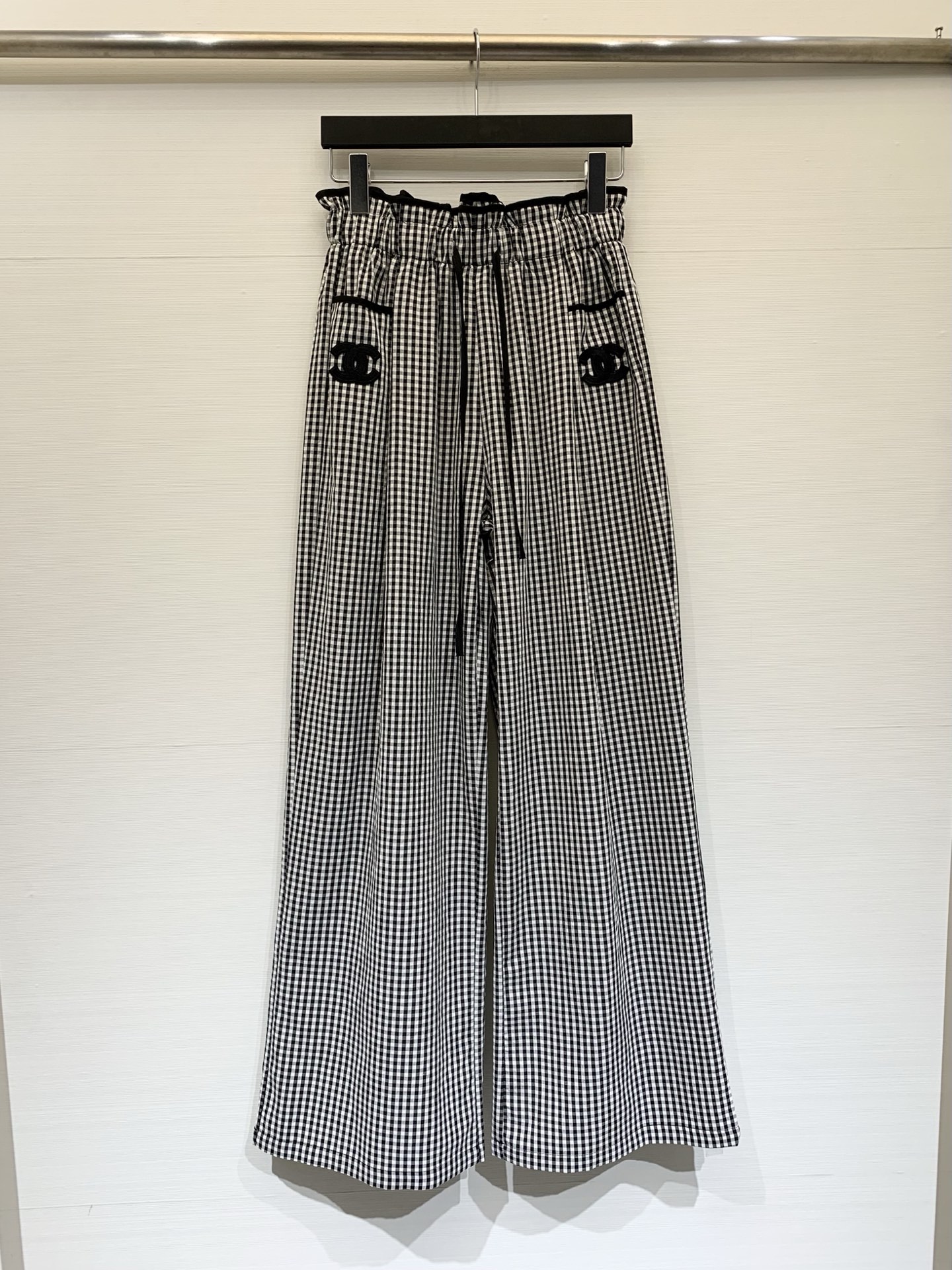 NO:791337,Chanel 26 spring and summer new style black and white plaid drawstring wide-leg casual pants, high-waisted wide-leg straight silhouette, highly tolerant to the body shape, bud elastic waistband, with black drawstring, the waist can be adjusted freely, taking into account comfort and style, suitable for a variety of body sizes SML,,chanel,19860909Chanel 26春夏新款 黑白格纹抽绳阔腿休闲裤,高腰阔腿直筒廓形,对身形包容度高,花苞松紧腰头,搭配黑色抽绳,可自由调节腰围,兼顾舒适度与造型感,适配多种身材 码数SML,,chanel,,Women's clothing