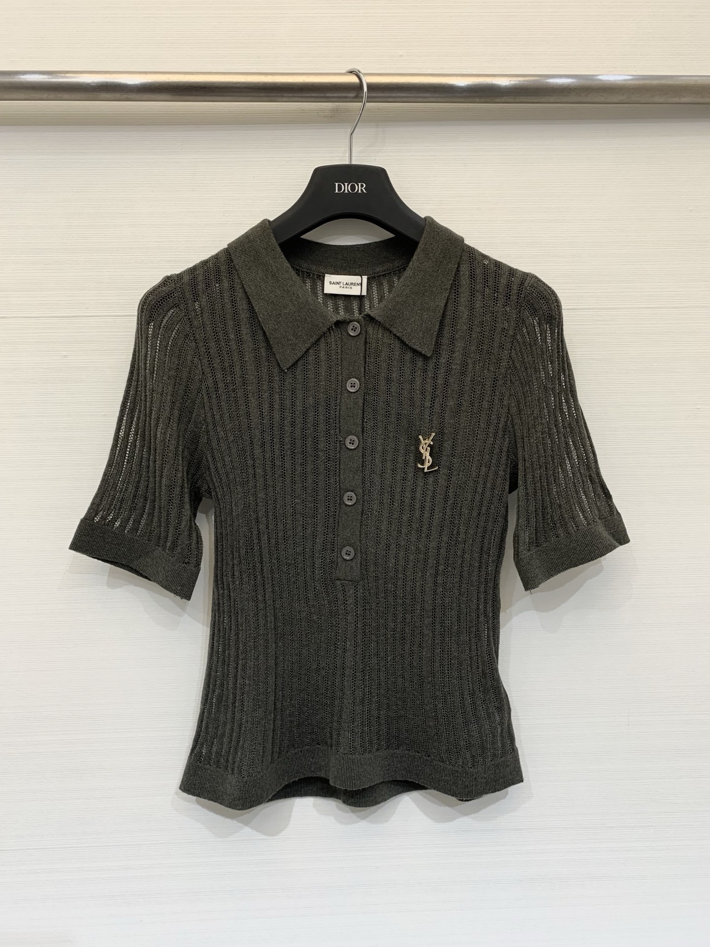 NO:791334,YSL 26 new spring and summer style polo collar hollow short-sleeved style Logo pattern decoration upper body high-end atmosphere three-color SML, saint laurent, T-shirt,19860909YSL 26春夏新款 polo领镂空短袖款 Logo图案修饰点缀 上身高级氛围感 三色SML,,saint laurent,T-shirt,,Women's clothing