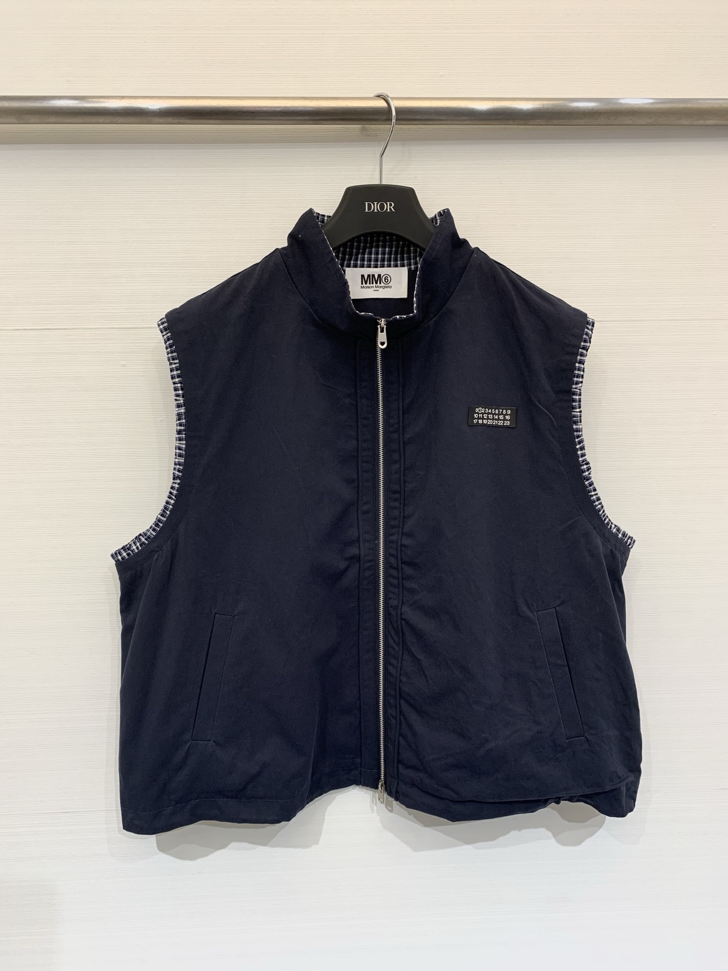 NO:791338,MM6 Maison Margiela 26 spring and summer new style plaid spliced ​​cotton vest, short loose silhouette, metal zipper opening and closing, number logo on the left chest, minimalist and casual, versatile for commuting, two-color sml,,masion margiela,19860909MM6 Maison Margiela 26春夏新款 格纹拼接纯棉马甲,短款宽松廓形,金属拉链开合,左胸数字标Logo,极简休闲,通勤百搭款 两色sml,,masion margiela,,Women's clothing