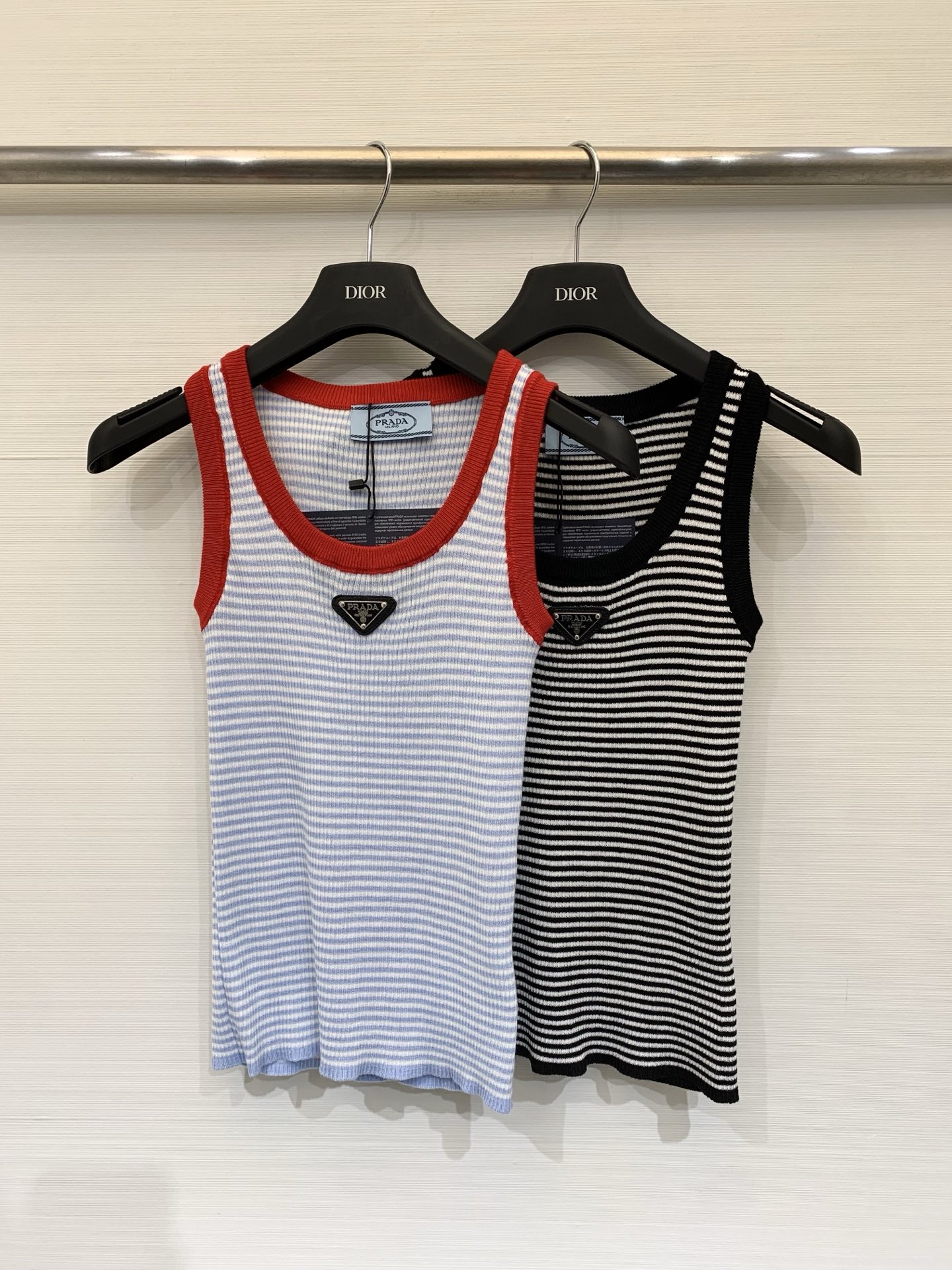 NO:792354,Prada 26 spring and summer new style striped series round neck slim knitted vest classic triangle logo on the chest two colors sml,, prada,19860909Prada 26春夏新款 条纹系列 圆领修身针织背心 胸前经典三角标logo 两色sml,,prada,,Women's clothing
