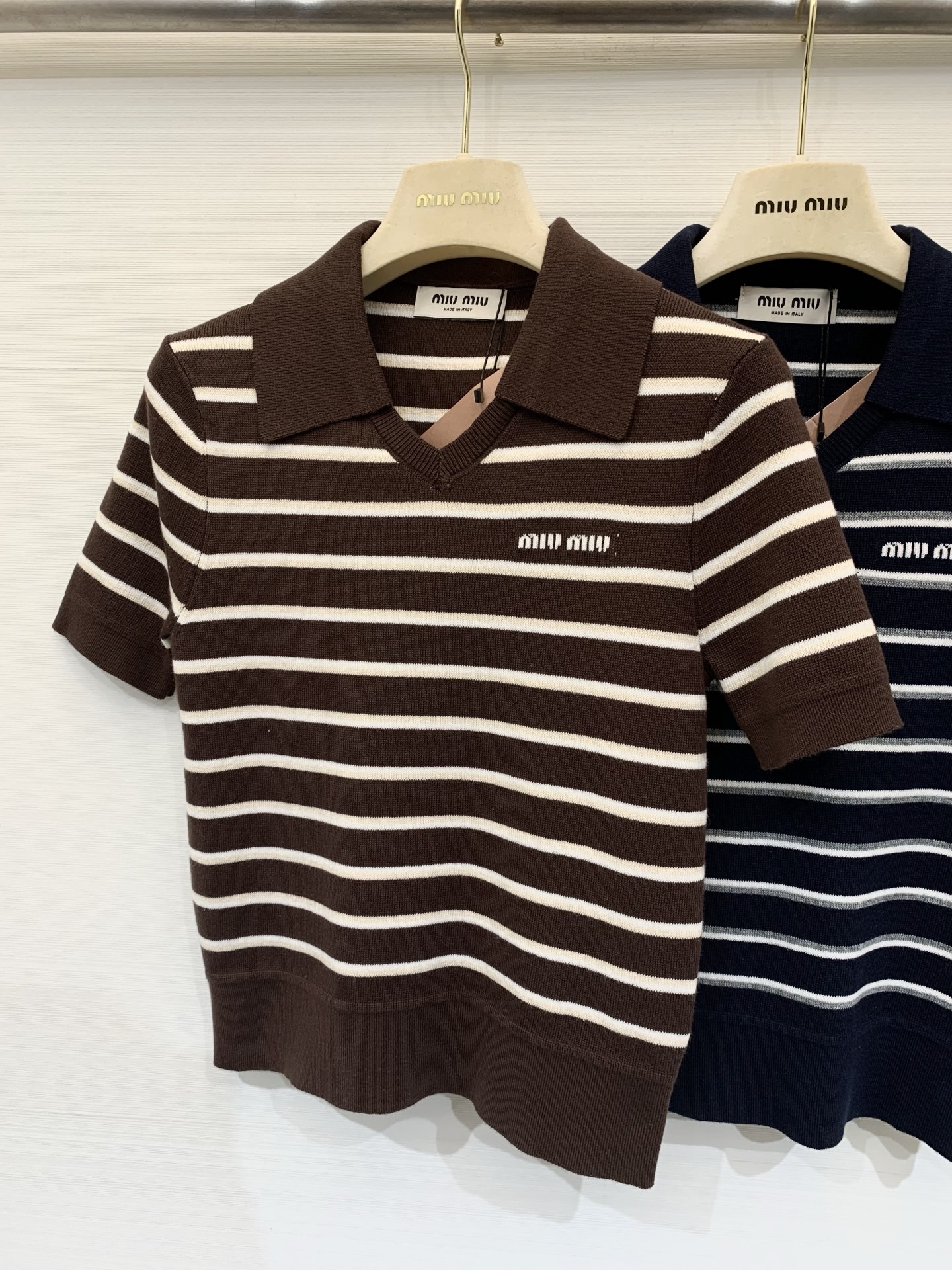NO:792351,MIUMI* 26 spring and summer new style, striped polo collar knitted short sleeves, printed logo on the chest, college style, super age-reducing, two-color sml,,miumiu,T-shirt,19860909MIUMI* 26春夏新款 条纹polo领针织短袖 胸前印花Logo 一眼学院风 超级减龄 两色sml,,miumiu,T-shirt,,Women's clothing