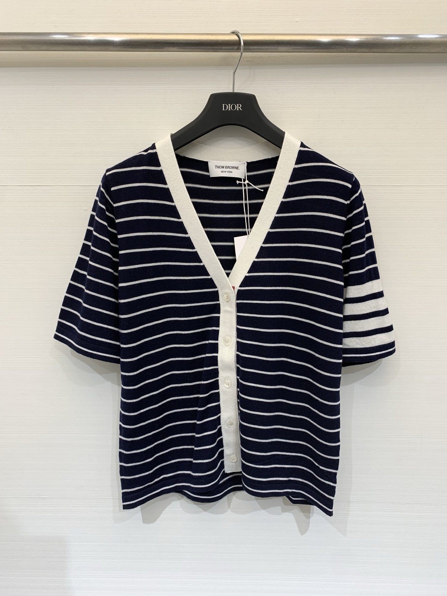 NO:792374,TB 26 new spring and summer style striped V-neck knitted cardigan, wool, soft and waxy fabric, refreshing and not stuffy, classic three-stripe logo on the back collar, full of age reduction, two-color sml,,19860909TB 26春夏新款 条纹V领针织开衫 羊毛 面料软糯清爽不闷热 后领经典三道杠标识 减龄十足 两色sml,,,Women's clothing