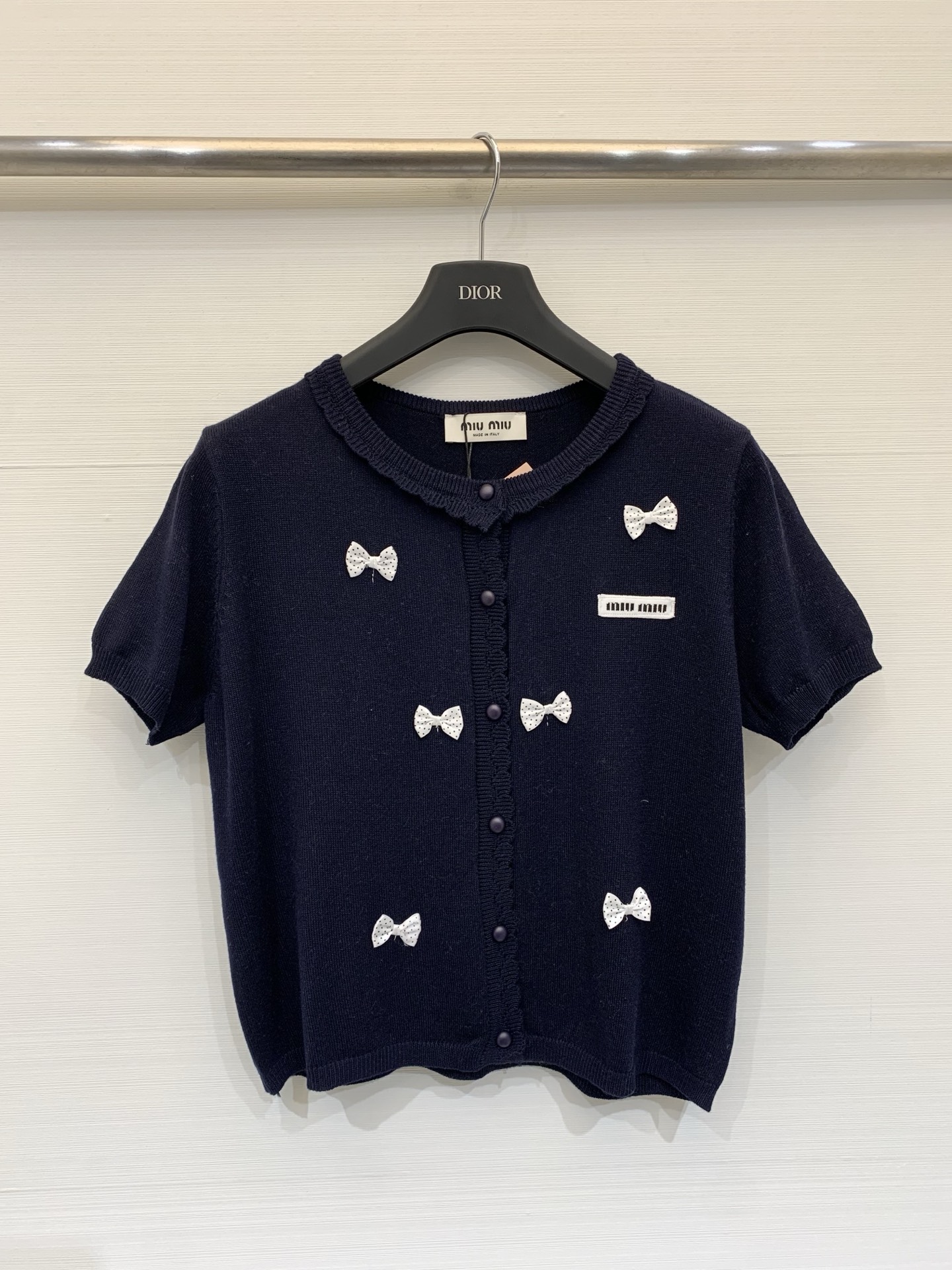 NO:792368,MIUMI* 26 spring and summer new style, cute short-sleeved style with bows, embellished with bows all over the body, full of high-end feel, three-color SML,,miumiu,T-shirt,19860909MIUMI* 26春夏新款 蝴蝶结可爱风短袖款 满身蝴蝶结点缀,高级感满满 三色SML,,miumiu,T-shirt,,Women's clothing