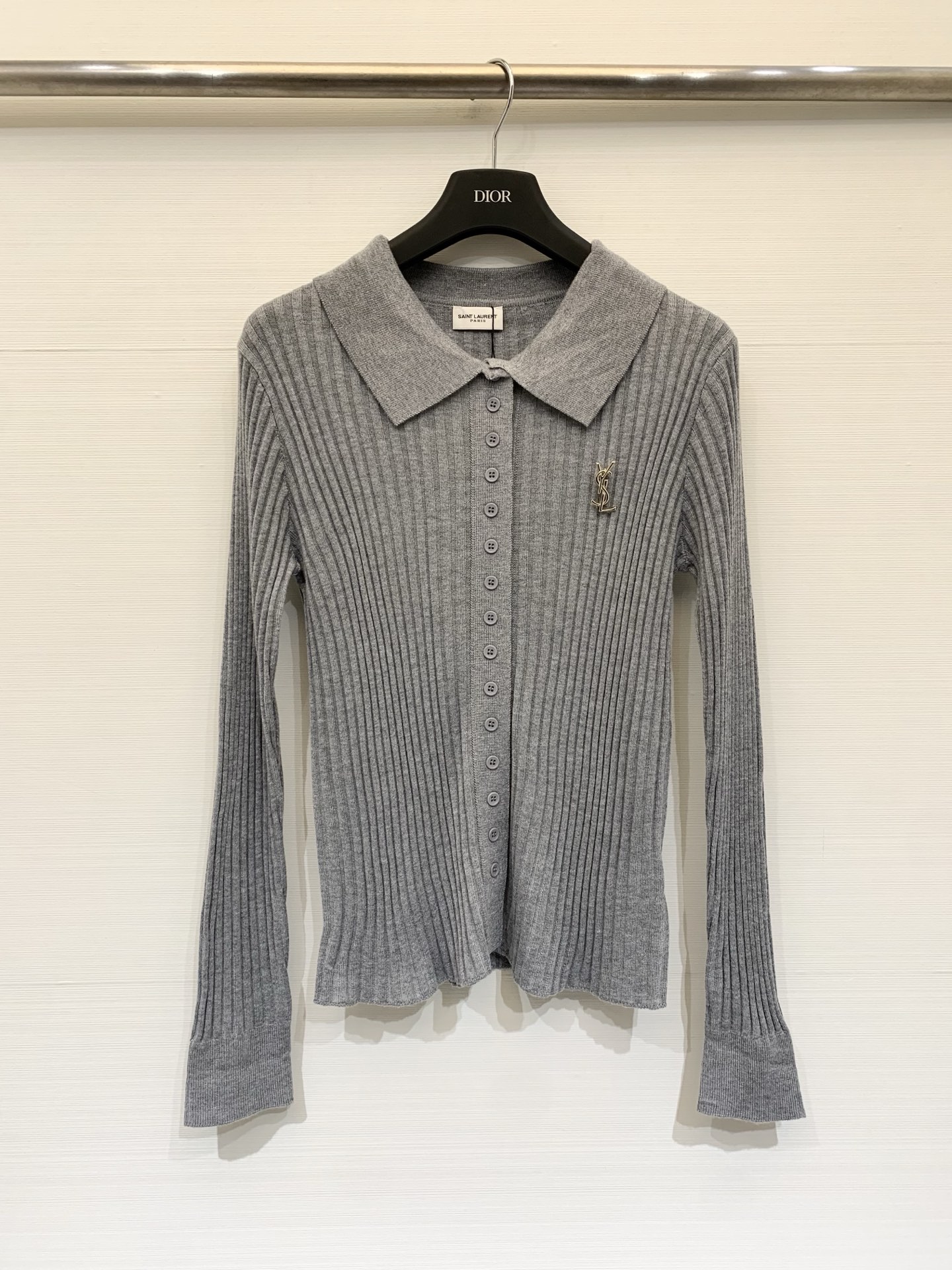 NO:792365,YSL 26 new spring and summer style Polo collar long-sleeved cardigan with logo pattern decoration on the upper body and a high-end atmosphere. Three colors SML, saint laurent,19860909YSL 26春夏新款 Polo领长袖开衫款 logo图案修饰点缀 上身高级氛围感 三色SML,,saint laurent,,Women's clothing
