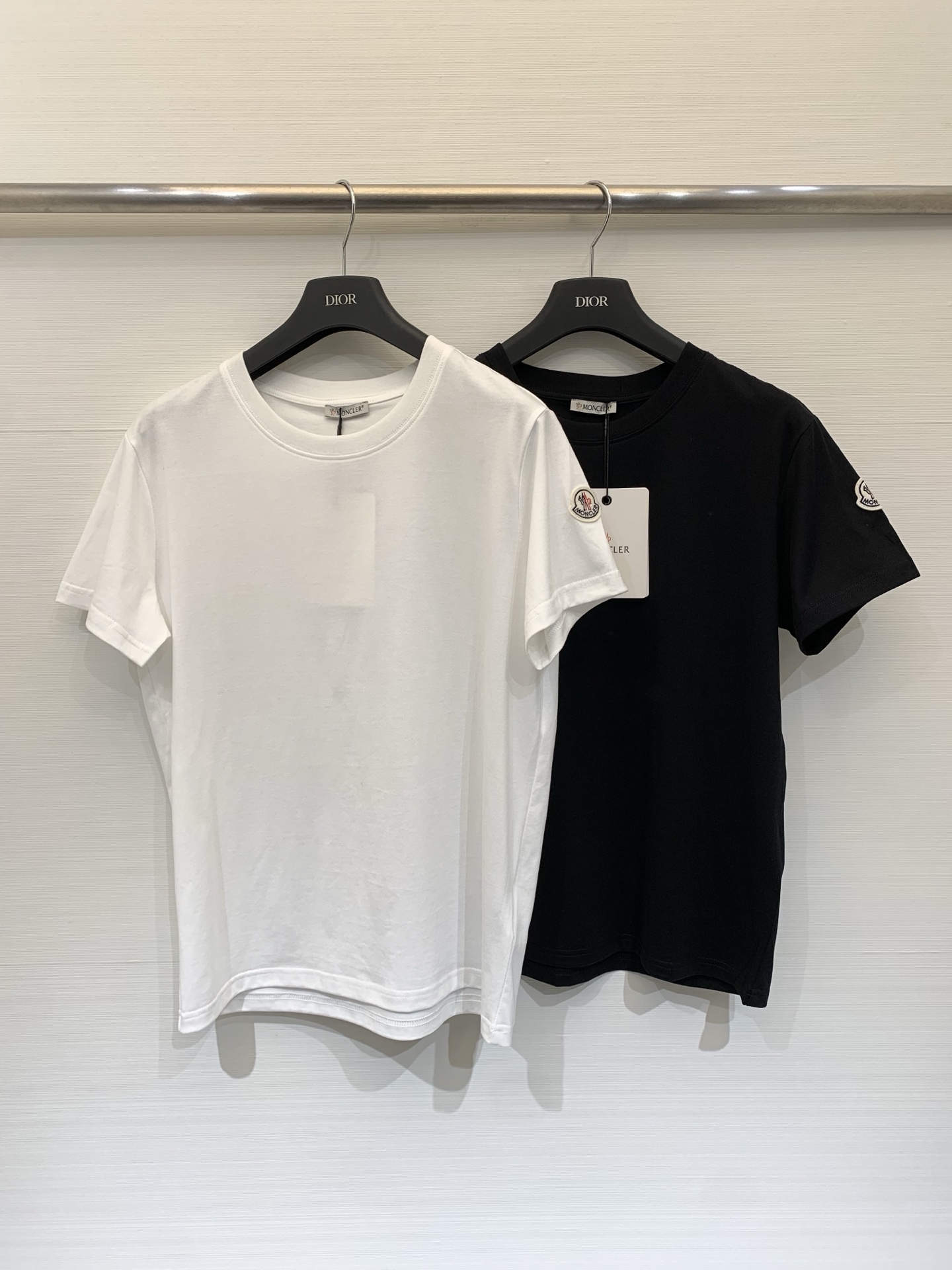 NO:792359,Moncler 26 spring and summer new model Zhang Zai minimalist high-quality smooth mercerized cotton casual and versatile short-sleeved T-shirt. The fabric is super comfortable and easy to wear. A must-have short-sleeved T-shirt!  Long-termism!  Two-color SML,,T-shirt,tees,t-shirt,19860909Moncler 26春夏新款 章仔极简主义优质爽滑丝光棉休闲百搭短袖T恤 面料超舒服 巨好穿 一定要入的短袖！长期主义！两色SML,,T-shirt,tees，t-shirt,,Women's clothing