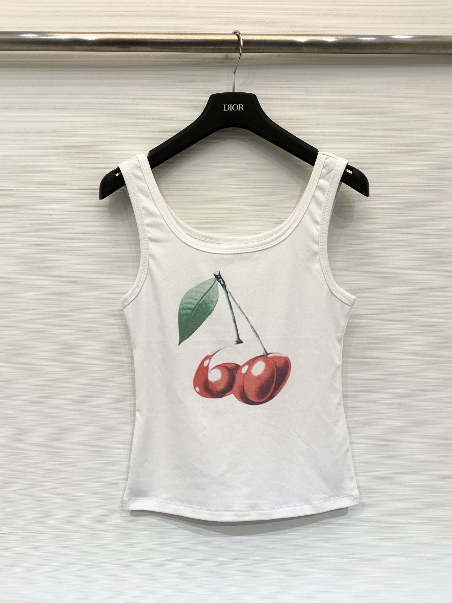 NO:792356,Misssixty 26 new spring and summer new cherry print vest, white main color + red cherry pattern, sweet and playful, short and slim fit, can show your body curve in summer, light and breathable, suitable for daily outings or vacations. Paired with high-waist jeans, skirts, you can easily get a fresh and energetic style with both design and practicality. Girls must enter the size SML,,skirts,jeans,19860909Misssixty 26春夏新款 樱桃印花背心,白色主色+红色樱桃图案,甜美又俏皮 ,短款修身剪裁,夏天穿超显身材曲线,轻薄透气 日常出街或度假都很适合 搭配高腰牛仔裤,半身裙,轻松get清新活力风设计感与实用性兼具 女生必入 码数SML,,skirts,jeans,,Women's clothing