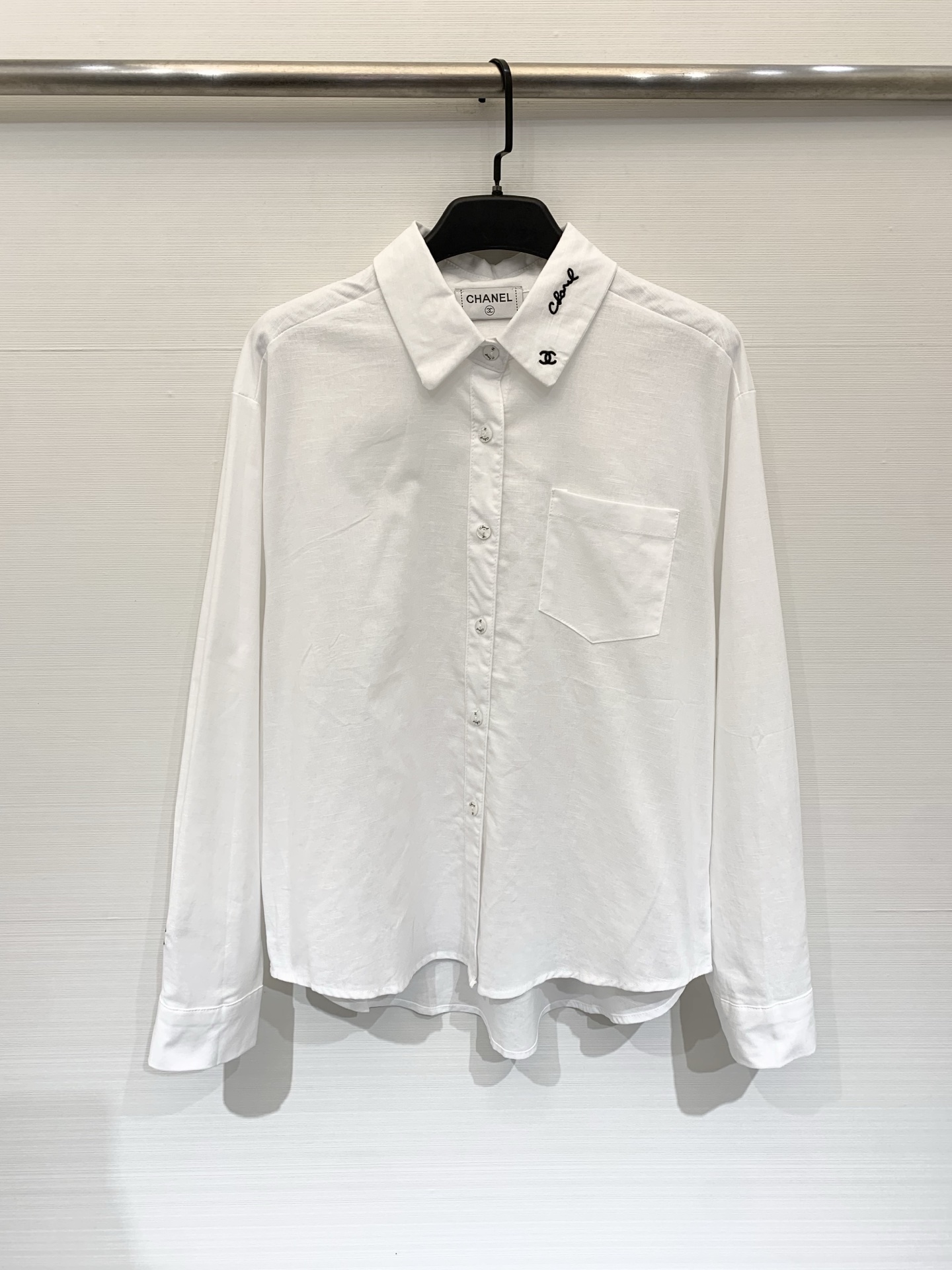 NO:792367,CHANEL 26 new spring and summer embroidered logo cotton and linen shirt, embroidery work on the collar and sleeves is the visual focus of the entire dress, low-key and luxurious. Size SML,,chanel,19860909CHANEL 26春夏新款 刺绣Logo棉麻感衬衣,领部、手袖刺绣工艺,是整件衣服的视觉焦点,低调又奢华 码数SML,,chanel,,Women's clothing