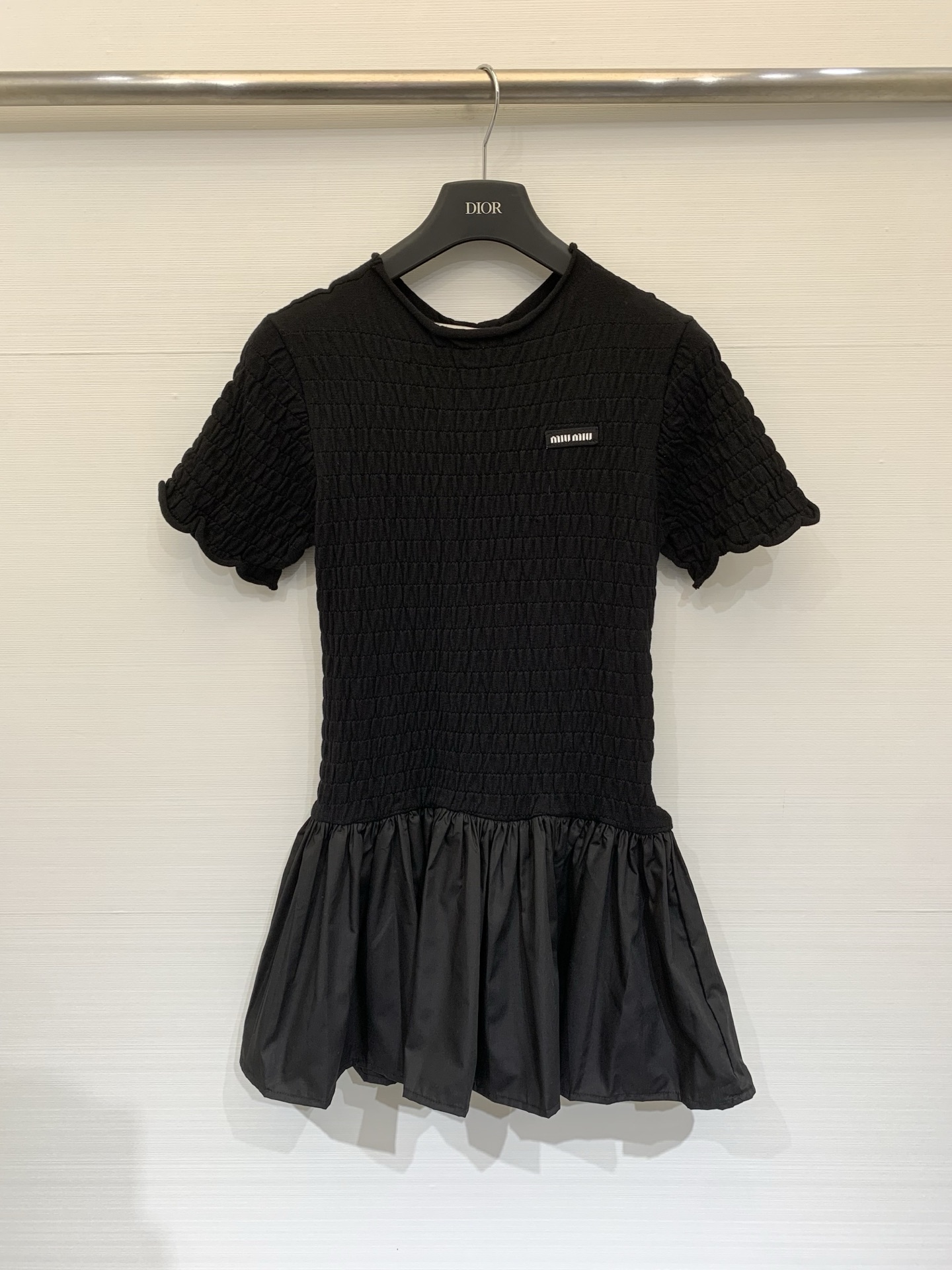 NO:792350,MiuMI* 26 spring and summer new style black puffy dress, tube top design + wrap stitching, slim and slim, puffy skirt and super layered feeling, light and thin fabric, comfortable to wear, great for daily outings, parties, and photo shoots! Micro-label design enhances recognition, paired with jeans or jackets, easy to switch styles, it is a practical and fashionable all-purpose little black dress ~ Size SML, miumiu, skirts, jeans, jackets & coats,19860909MiuMI* 26春夏新款 黑色蓬蓬连衣裙,抹胸设计+打揽拼接,修身显瘦,裙摆蓬蓬超有层次感,轻薄面料,穿着舒适,日常出街,聚会,拍照都很出片!微标设计提升辨识度,搭配牛仔裤或外套,轻松切换风格,是实用又时髦的万能小黑裙~ 码数SML,,miumiu,skirts,jeans,jackets & coats,,Women's clothing